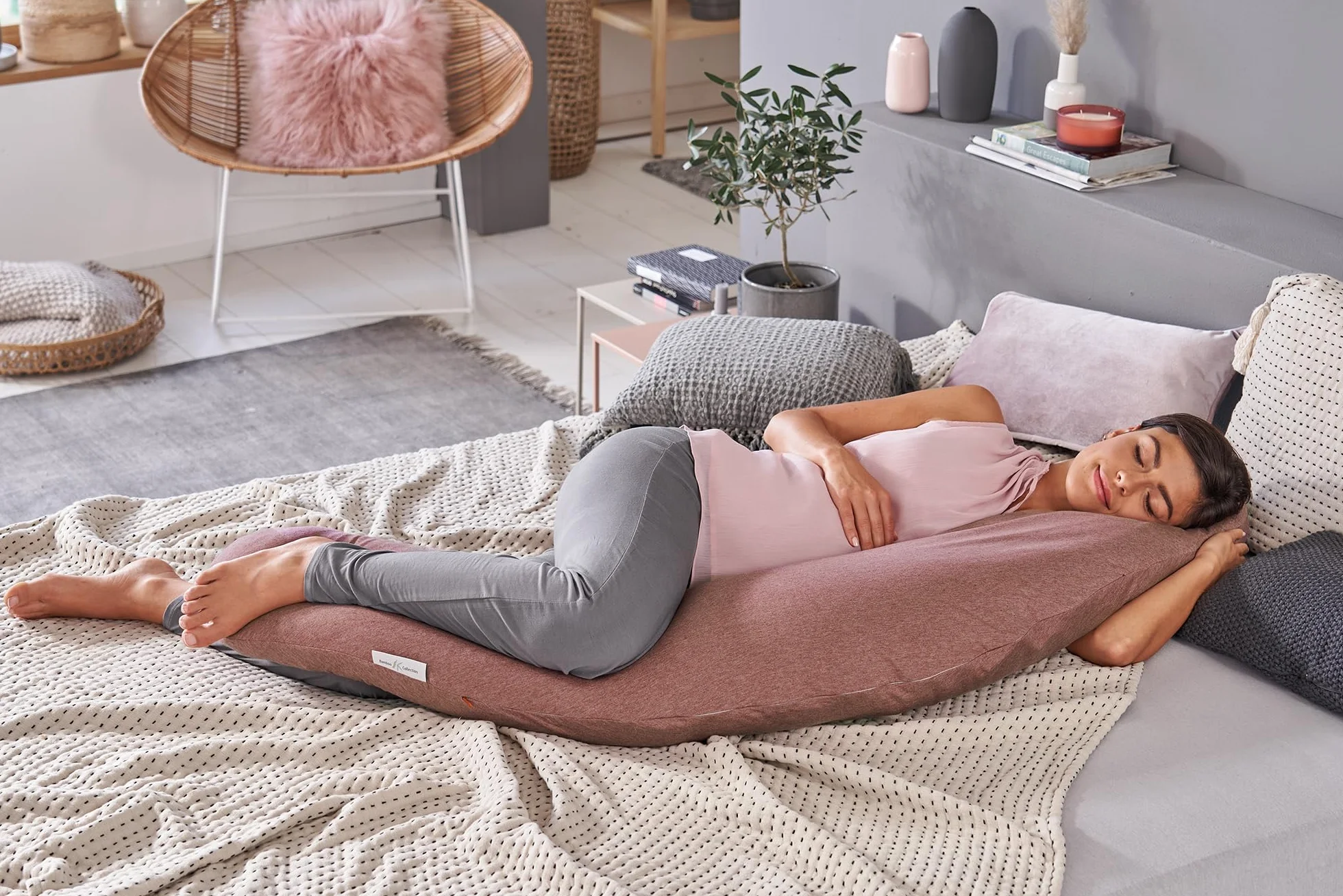 Theraline Oryginalna poduszka ciążowa i do karmienia 190 cm – poduszka dla śpiących na boku, poduszka do karmienia z perłami – w zestawie z poszewką na poduszkę do karmienia Melange niebiesko-szara