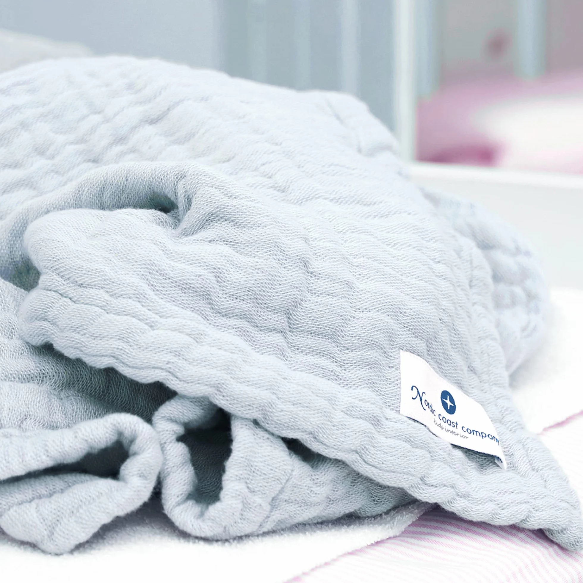 Nordic Coast® muślinowy koc duży – kocyk do raczkowania dla niemowląt w kolorze niebieskim – 90 x 120 cm – 100% bawełna Oeko Tex® – 4-warstwowy – chusta muślinowa – przytulny koc na podróż – bardzo miękki