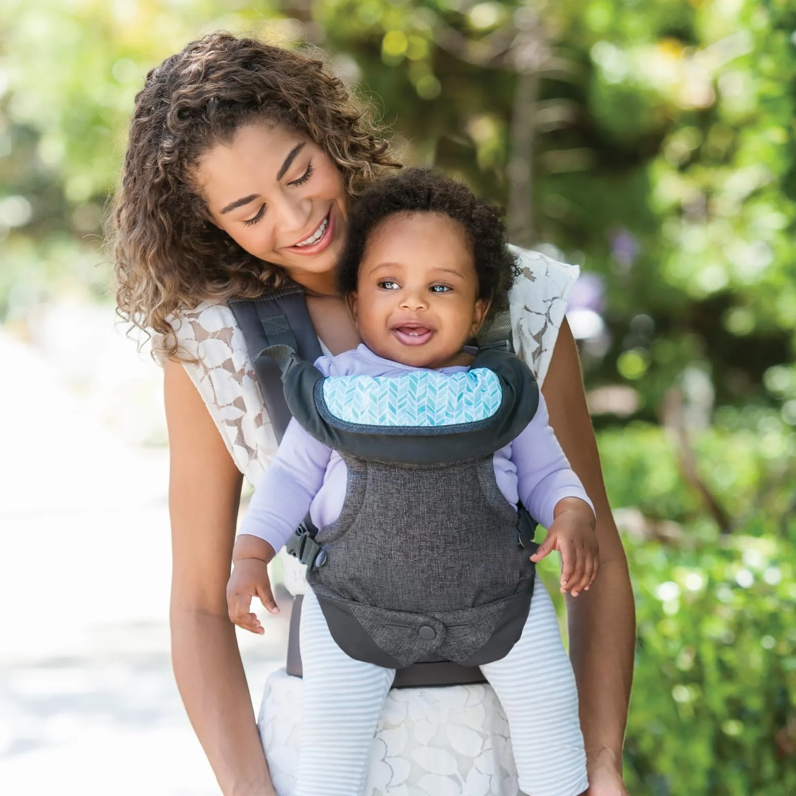 Infantino Flip Advanced 4-in-1 Carrier with Bib - Ergonomic, Convertible, Face-in and Face-out Front and Back Carry for Newborns and Older Babies, 8-32 lbs / 3.6-14.5 kg