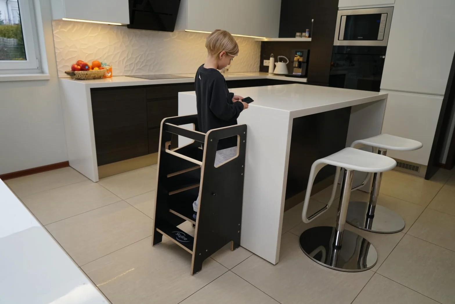 Skyline Montessori Learning Tower Wieża do nauki stania i nauki dla dzieci od 1 roku życia, z regulacją wysokości, taboret do stąpania dla dzieci, meble wewnętrzne, do pokoju dziecięcego, stołek