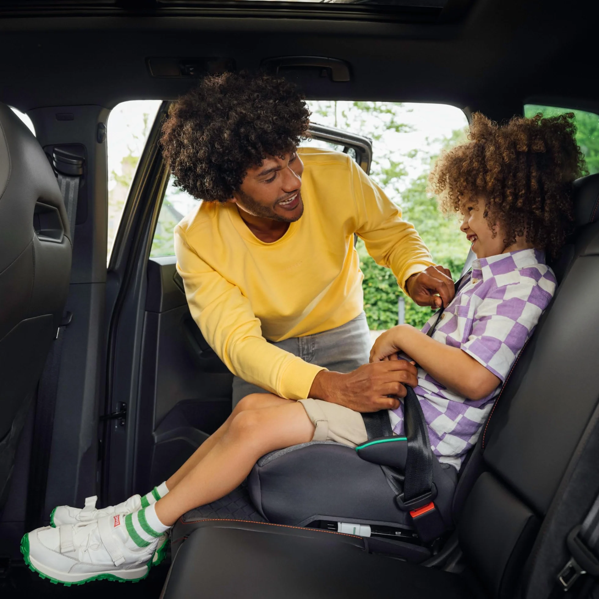 Bebeconfort Manga i-Fix, Booster dla starszaka, Fotelik typu booster z miękką poduszką i systemem ISOFIX, Lekki wyściełany fotelik booster dla starszaka, 6–12 lat, 22–36 kg, 128–150 cm, Tinted Black