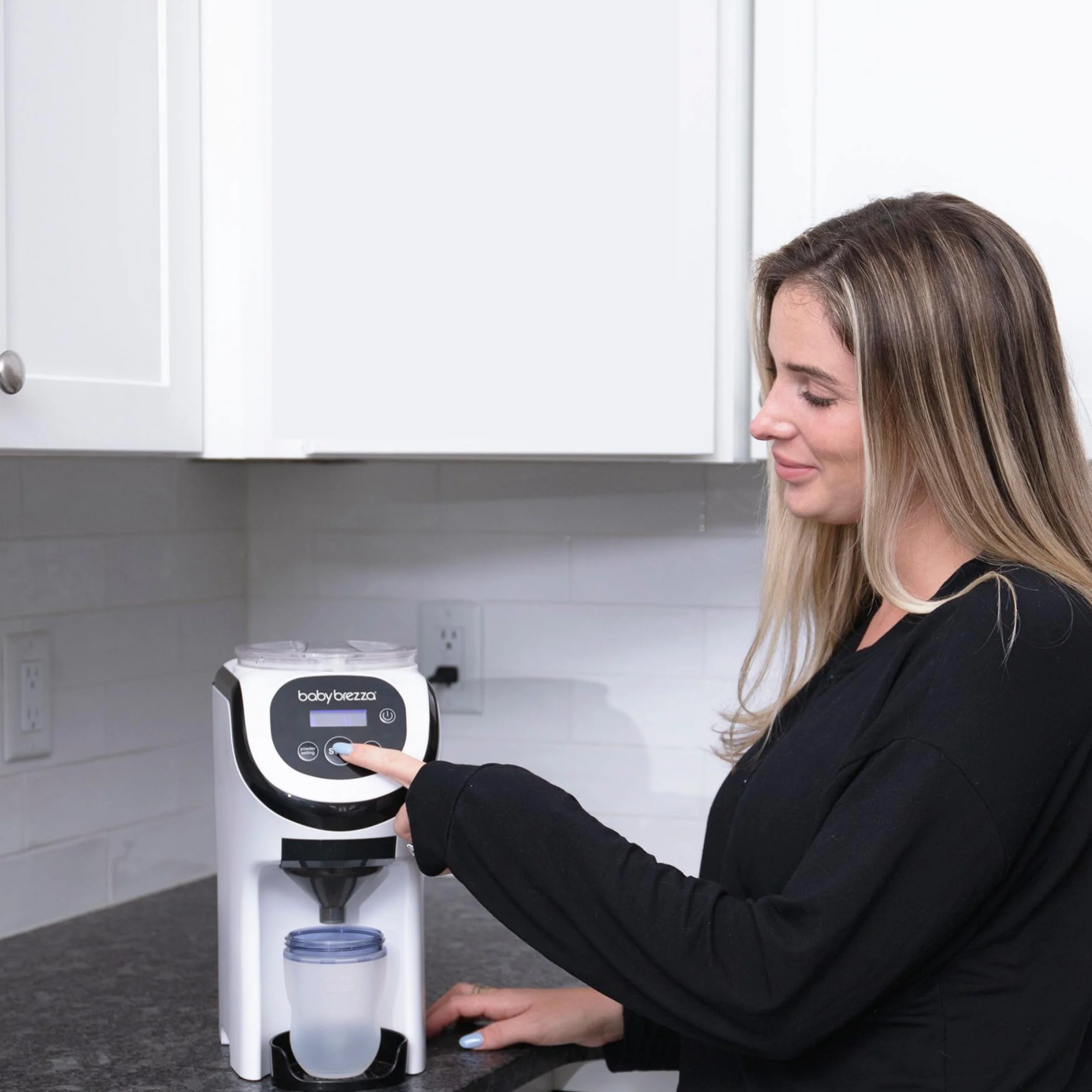 Baby Brezza Formula Pro Mini - podróżny ekspres do mleka biały automatyczny zaparzacz do butelek – idealnie miesza mleko w proszku i wodę za pomocą jednego przycisku.