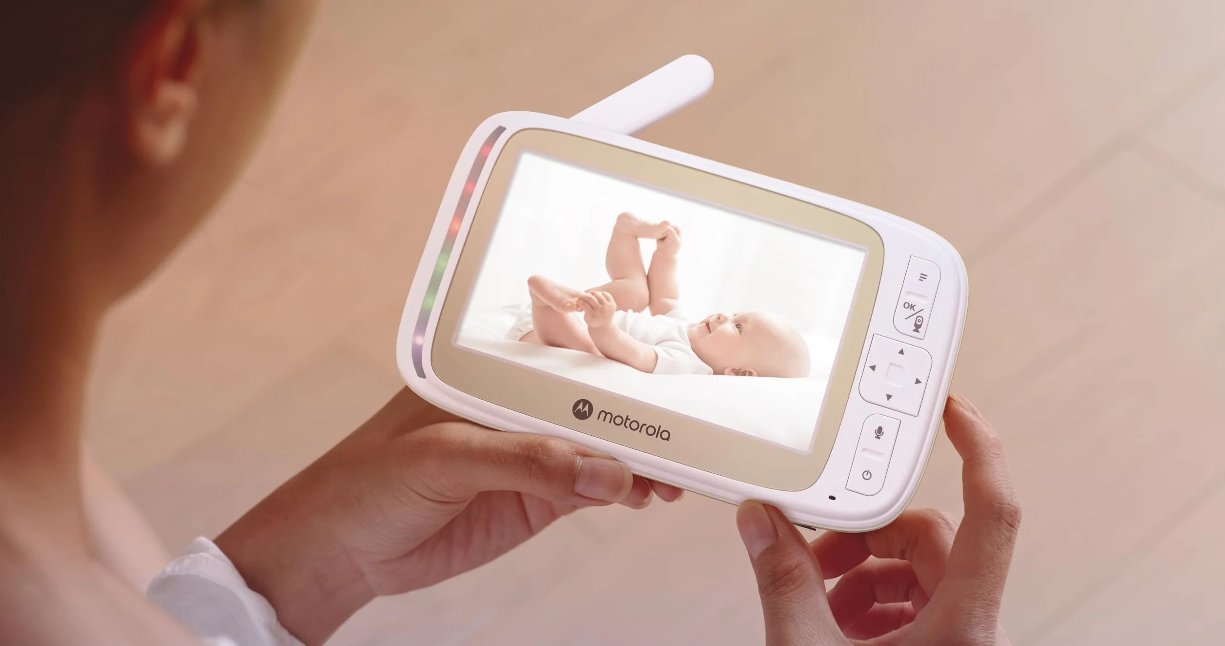 Motorola Nursery VM45 CONNECT Monitor dla Niemowląt z Kamerą Wi-Fi i 5-calowym Monitorem, Rozdzielczością HD 720p, Dwukierunkową Rozmową, Kontrolą Temperatury, Uchwytem do Łóżeczka Stargrip