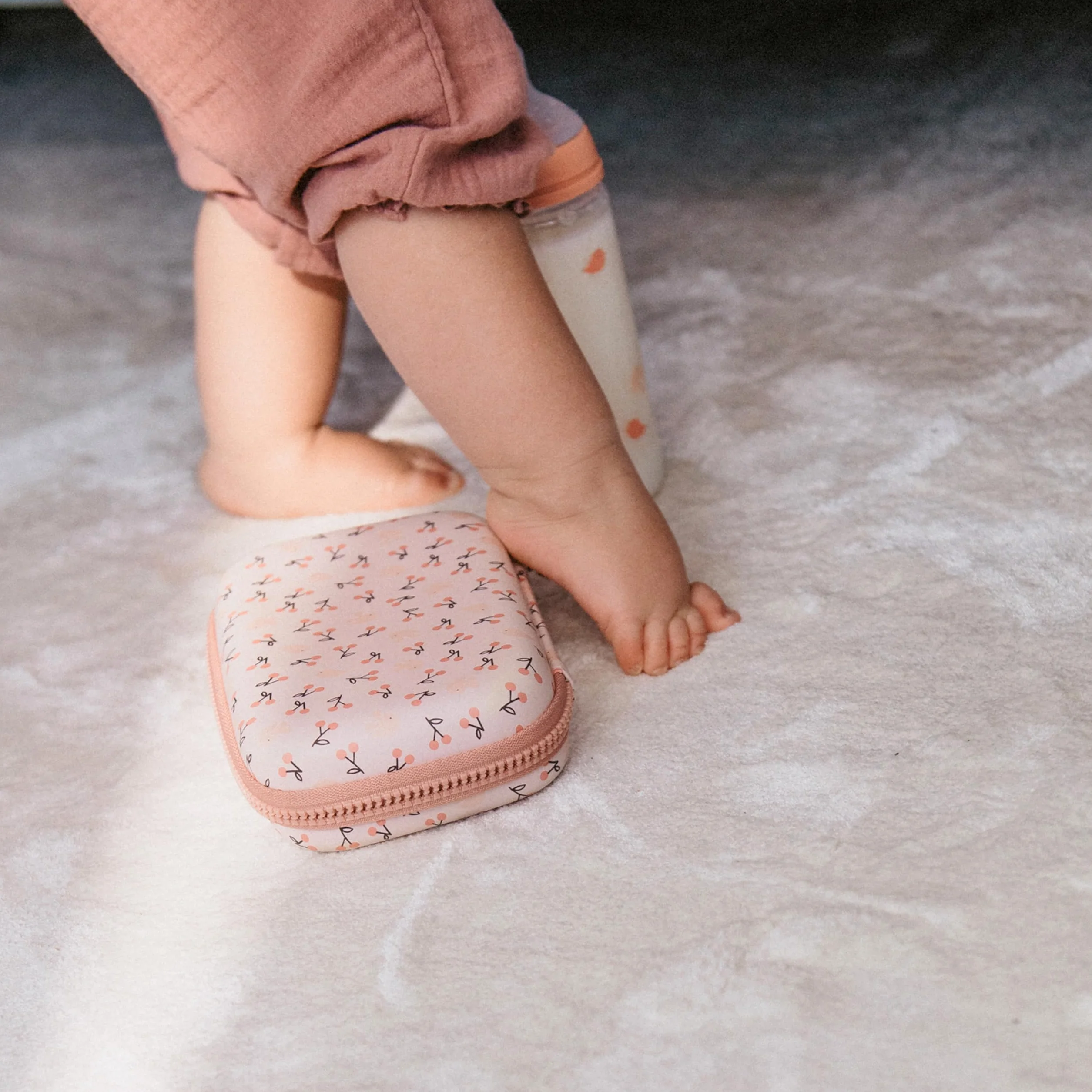 Suavinex, Zestaw do pielęgnacji niemowląt, kompletny i przenośny zestaw do manicure, zawiera: szczotkę i grzebień + szczoteczkę do zębów + nożyczki + pilnik + obcinacz do paznokci, 6-częściowy, różowy
