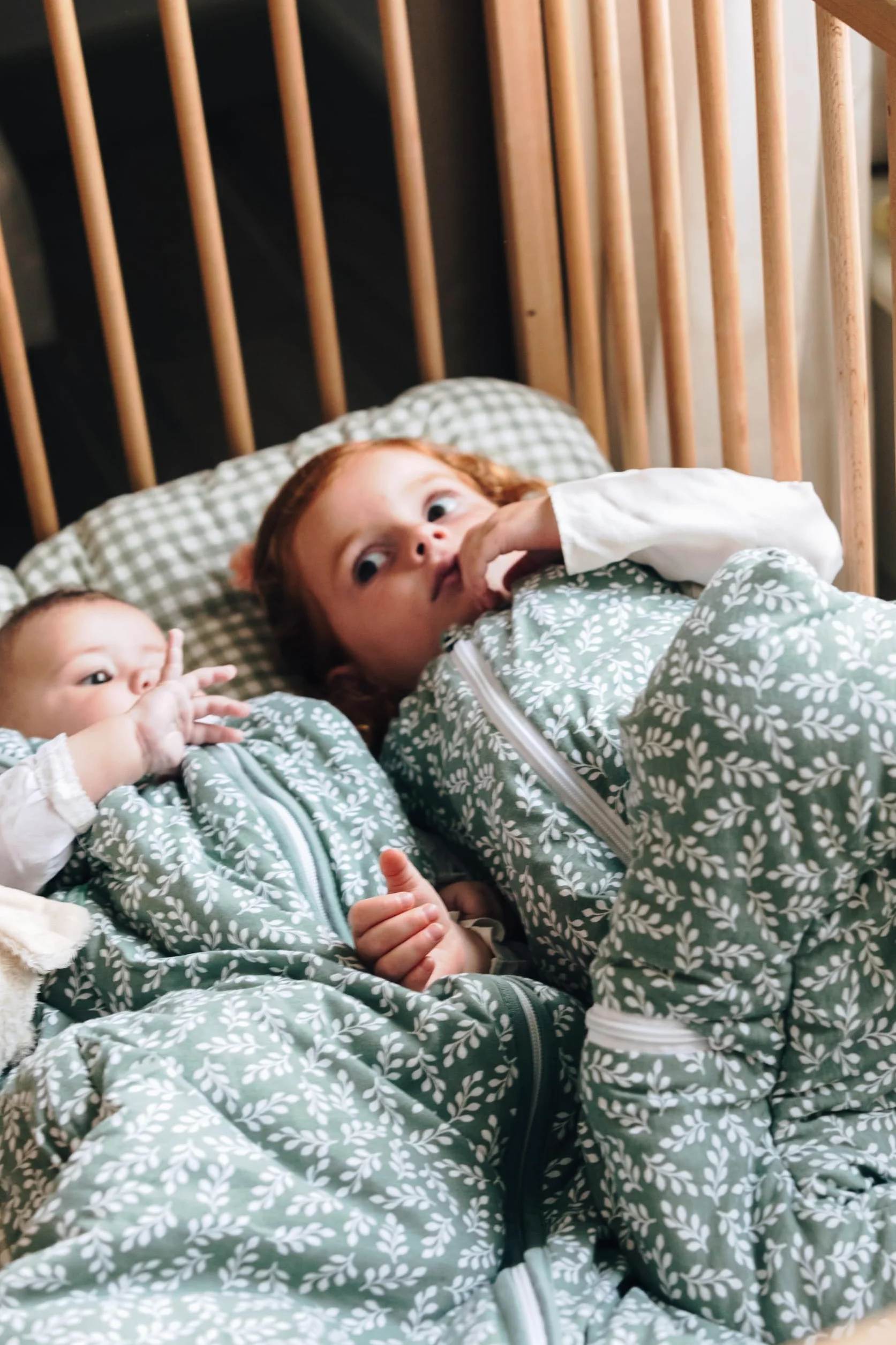 molis & co. Worek Nanna z nóżkami. 2.5 TOG. Rozmiar: 1 rok. Idealny na zimę i pół sezonu. Zielony Ogród. 100% bawełna.