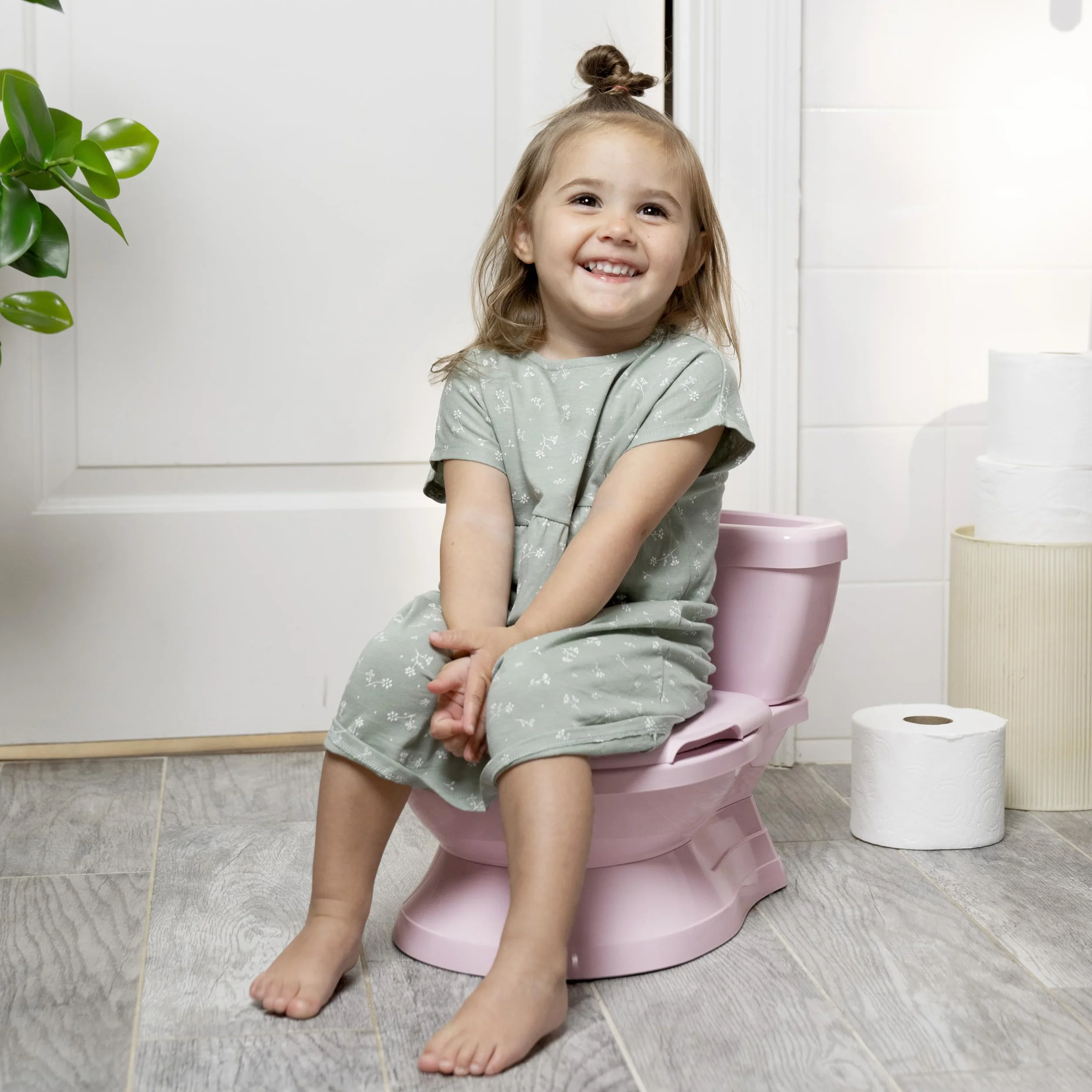 Ingenuity My Size Potty Pro, toaleta do nauki korzystania z nocnika dla niemowląt, realistyczny dźwięk spłukiwania, ochrona przed zachlapaniem, łatwa do czyszczenia, ze zdejmowaną miską