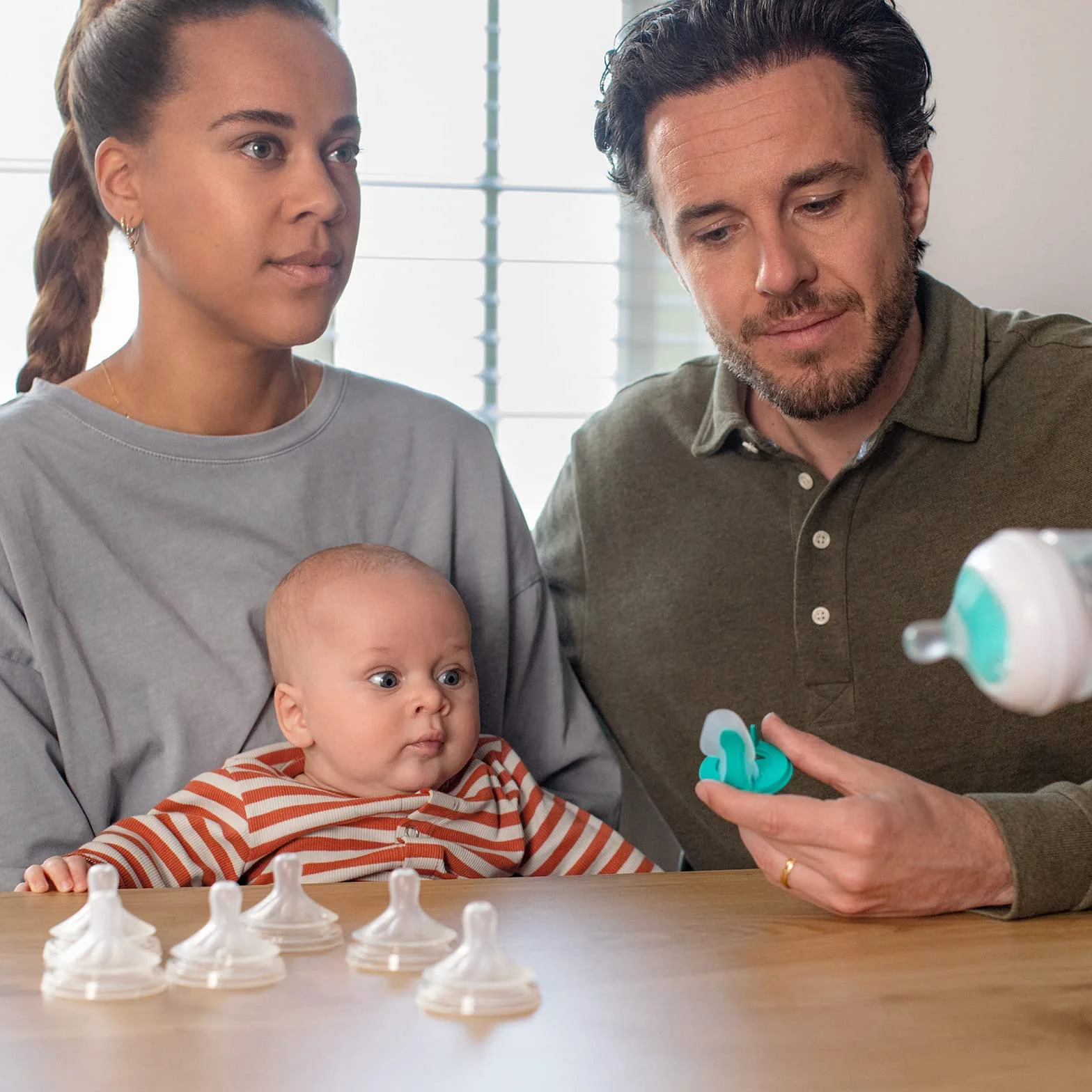 Philips Avent Zestaw butelek Natural z Responsywnym smoczkiem z nakładką antykolkową AirFree—4 butelki z nakładką AirFree, smoczek Ultra Soft, szczotka do butelek. Wiek 0 –12 mies.i (model SCD657/11)