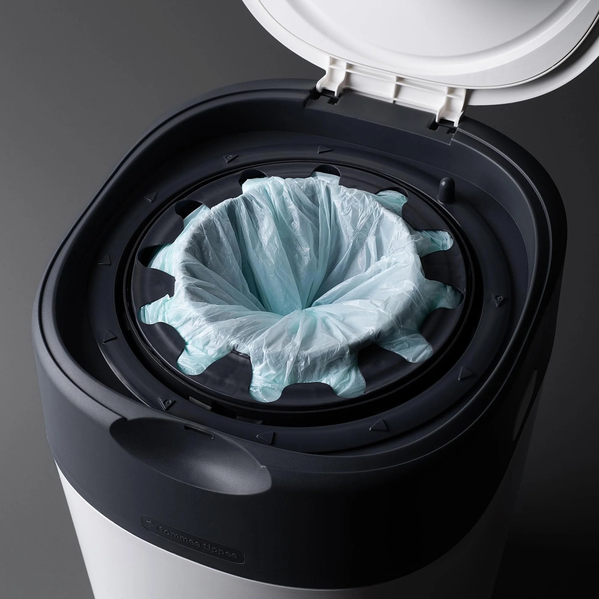 Tommee Tippee Zaawansowany kosz na pieluchy Twist and Click, ekskluzywny zestaw zawiera 2 kasety uzupełniające, gwarantowana ochrona przed zapachami i zarazkami, duża pojemność (opakowanie może się