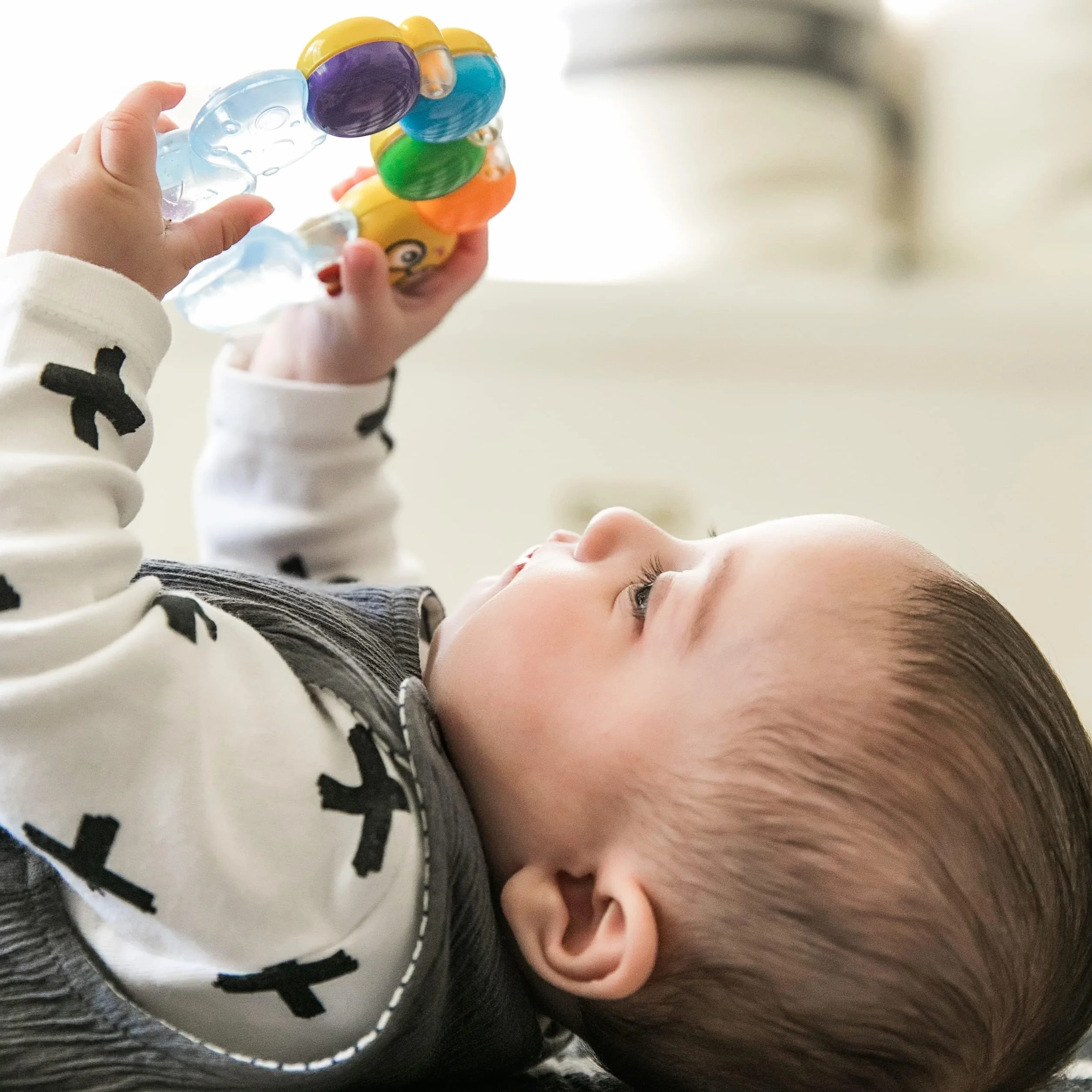 Baby Einstein Zabawka do ząbkowania z grzechotką i chłodzeniem dla dzieci od 3 miesiąca