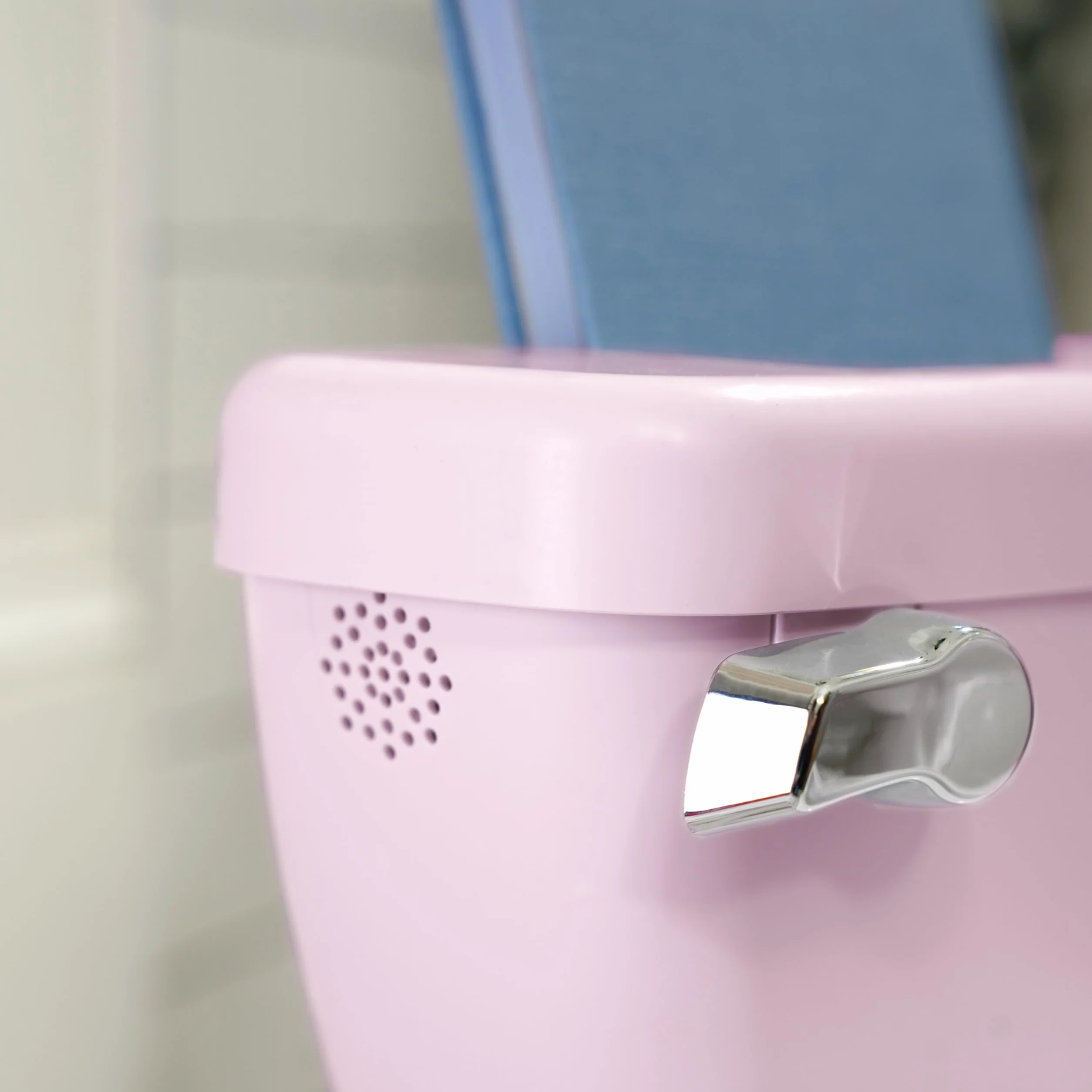 Ingenuity My Size Potty Pro, toaleta do nauki korzystania z nocnika dla niemowląt, realistyczny dźwięk spłukiwania, ochrona przed zachlapaniem, łatwa do czyszczenia, ze zdejmowaną miską