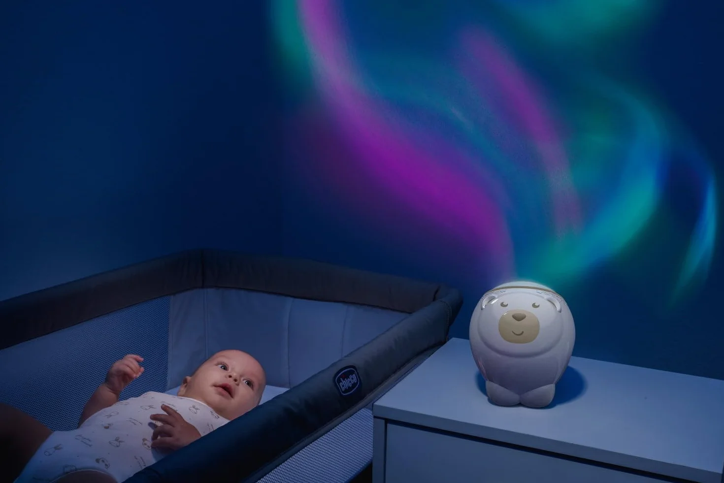 Chicco Projektor 2w1 z Misiem Polarnym, do Łóżeczek i Stolików Nocnych Next2Me, Projekcja Magicznej Zorzy Polarnej, 30 Minut Muzyki Klasycznej, Dźwięki Natury, Konfigurowalne Funkcje, 0 Miesięcy +