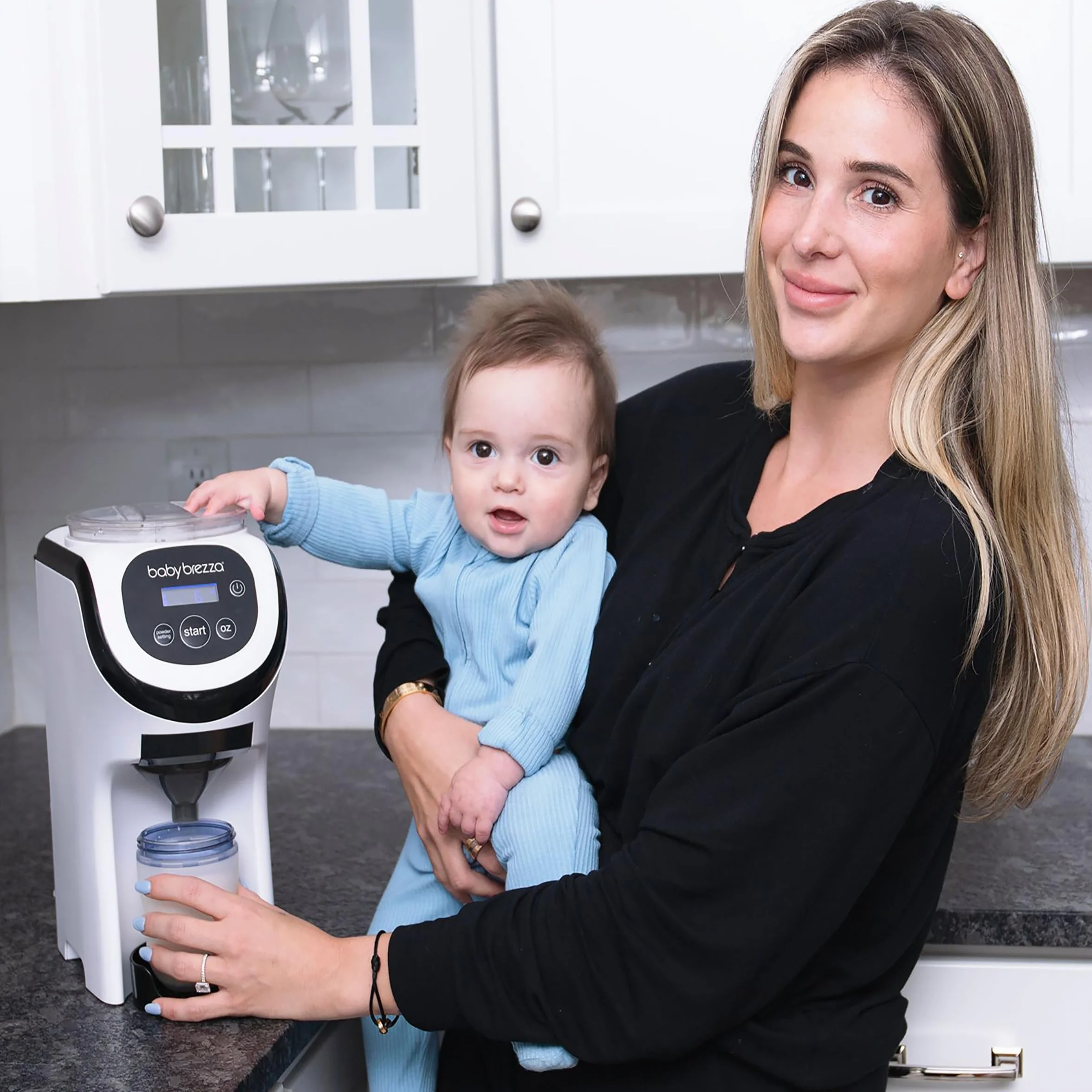 Baby Brezza Formula Pro Mini - podróżny ekspres do mleka biały automatyczny zaparzacz do butelek – idealnie miesza mleko w proszku i wodę za pomocą jednego przycisku.