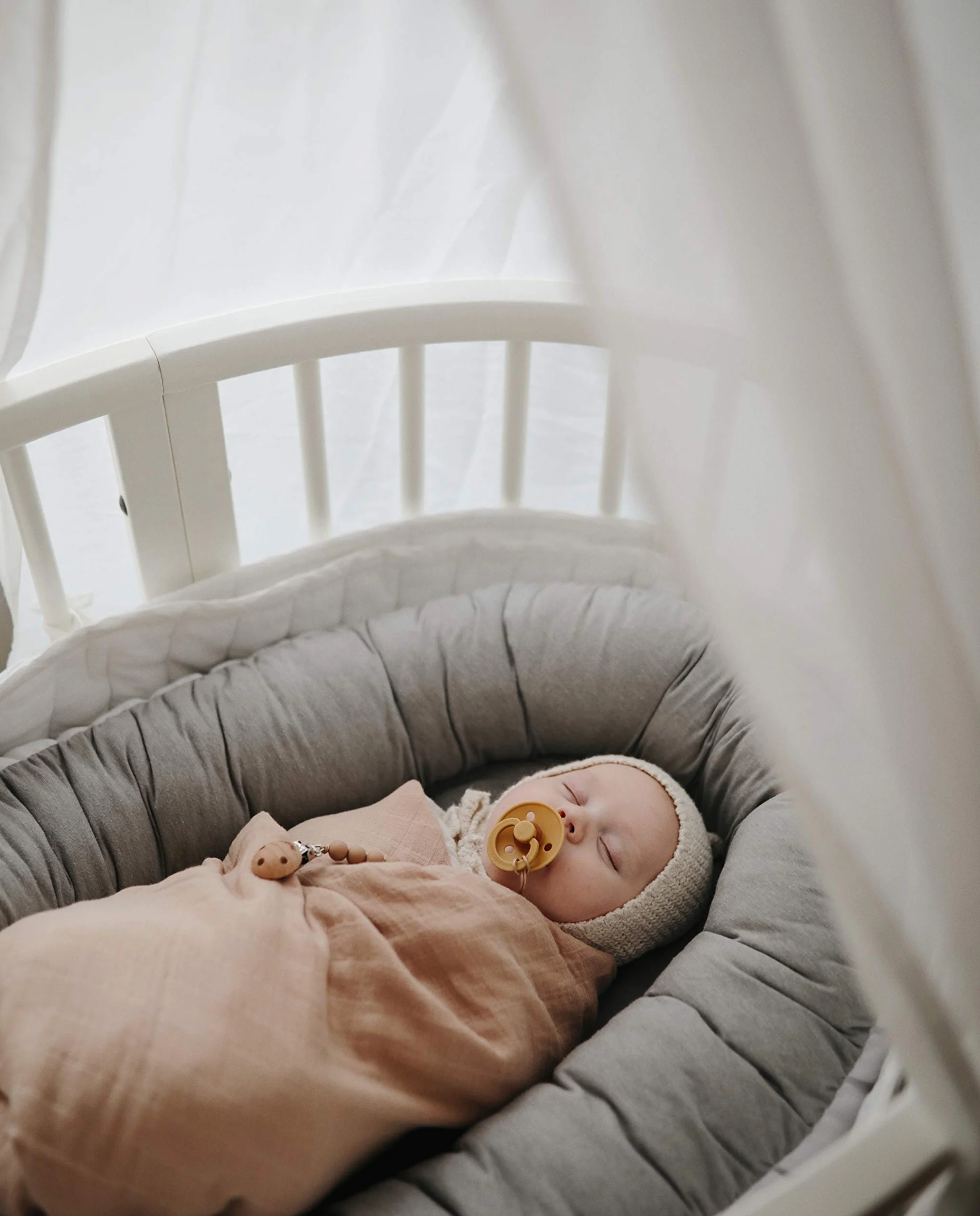 mushie Musselin Kocyk do przewijania dla niemowląt, 100% bawełna ekologiczna, bezpieczne, wysokiej jakości i trwałe wyposażenie dla małych dzieci, chłopców i dziewczynek (Belgian Grey)