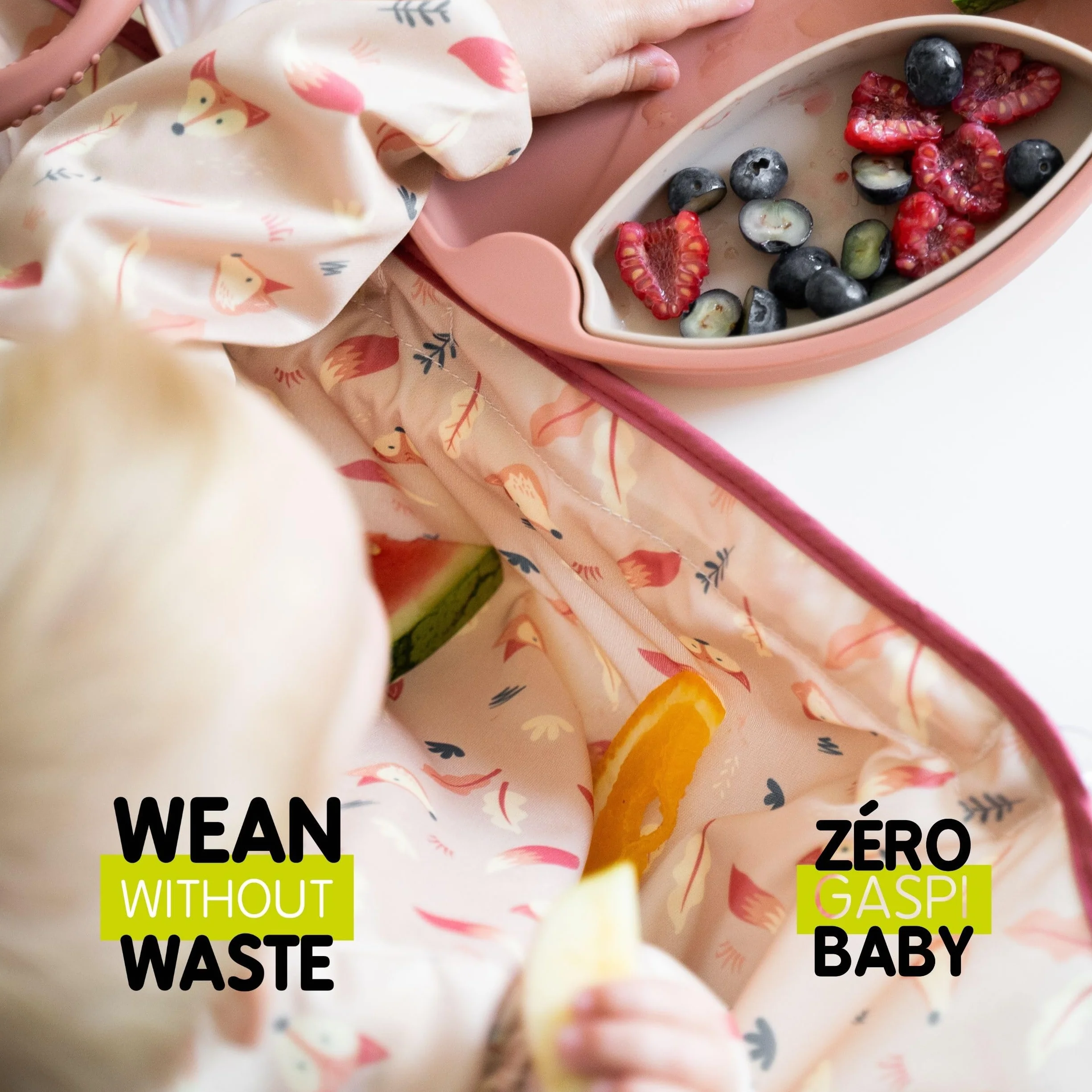 Tidy Tot®™ Cover & Catch™ śliniak do odstawienia od piersi z rękawami. Mocuje się do krzesełek z przyssawką, aby zapobiec bałaganowi karmienie dziecka. Wodoodporne śliniaki z długim rękawem. Śliniaki