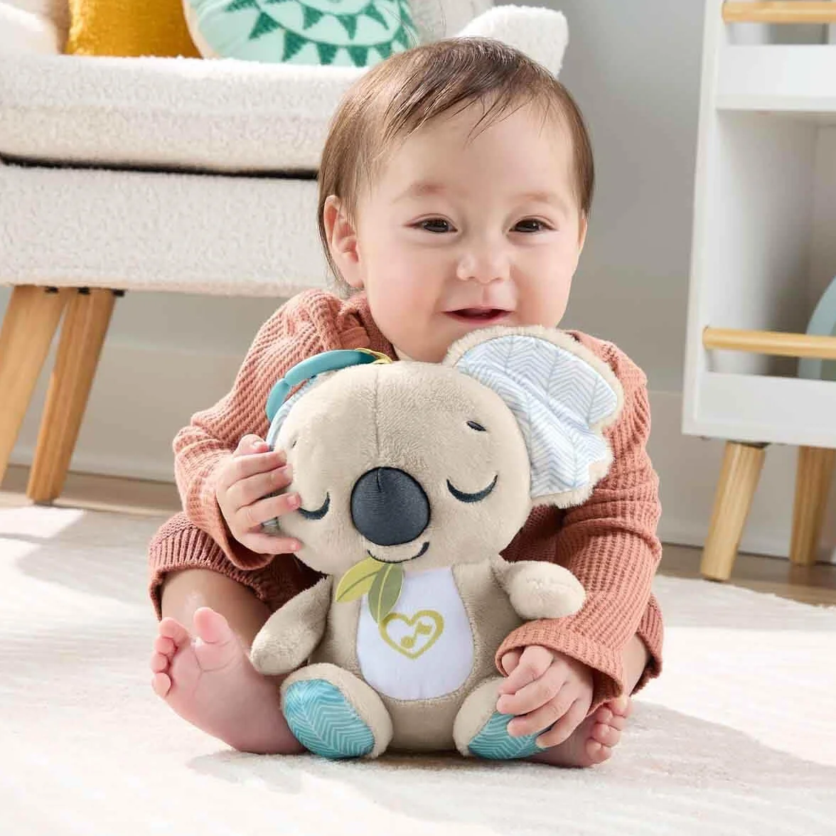 Fisher-Price Koala Muzyczny przenośny uspokajacz Zawieszka do wózka, pluszowy przenośny uspokajacz przytulanka z aktywacjami dźwiękowymi, zabawka sensoryczna dla niemowląt od narodzin, JBD65