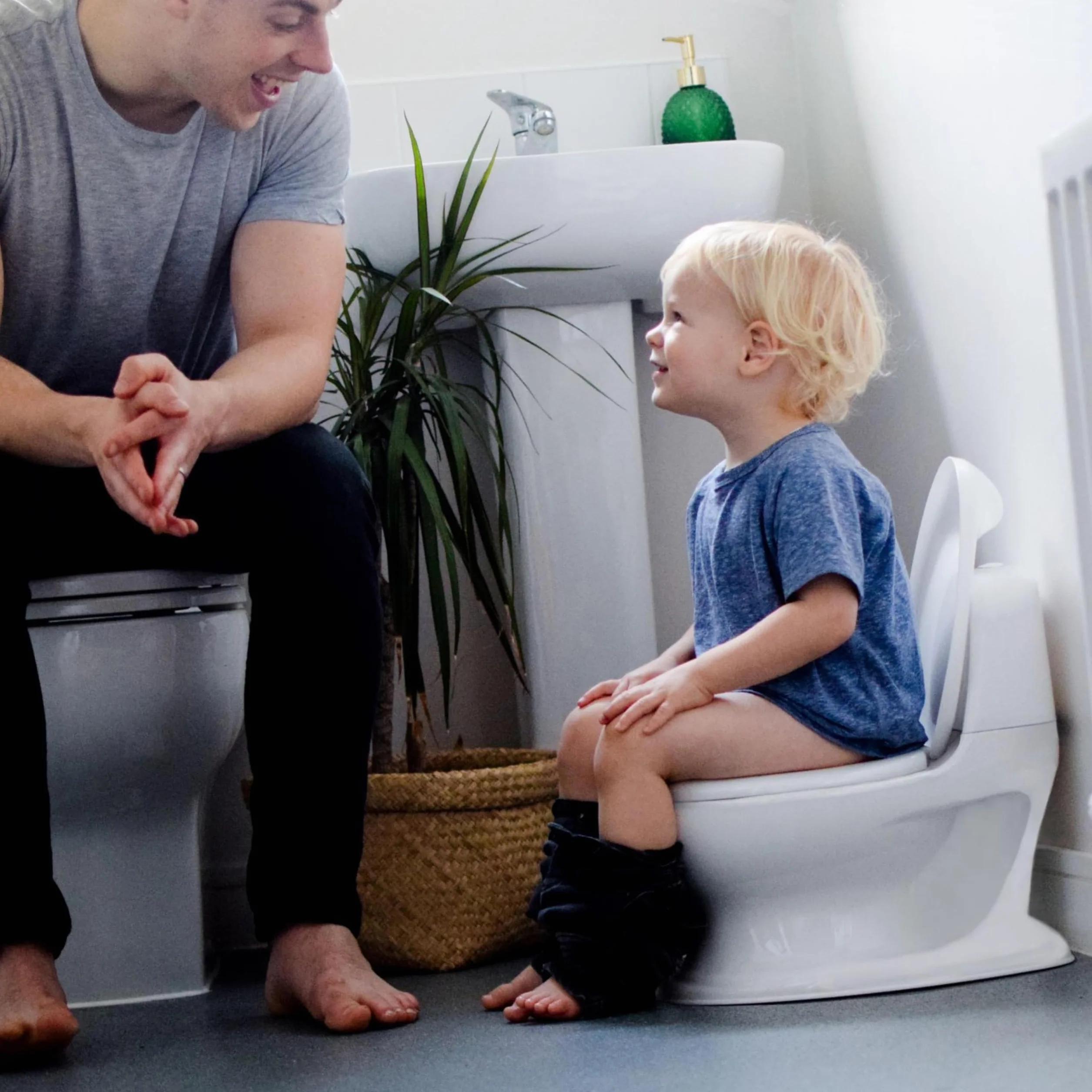 Nuby Dr. Talbot's - My Real Potty - Dziecięca toaleta z dźwiękiem spłuczki - Nauka korzystania z toalety - Trening nocnika - Z prawdziwym dźwiękiem i bateriami - Kolor biały - Od 18 miesiąca życia