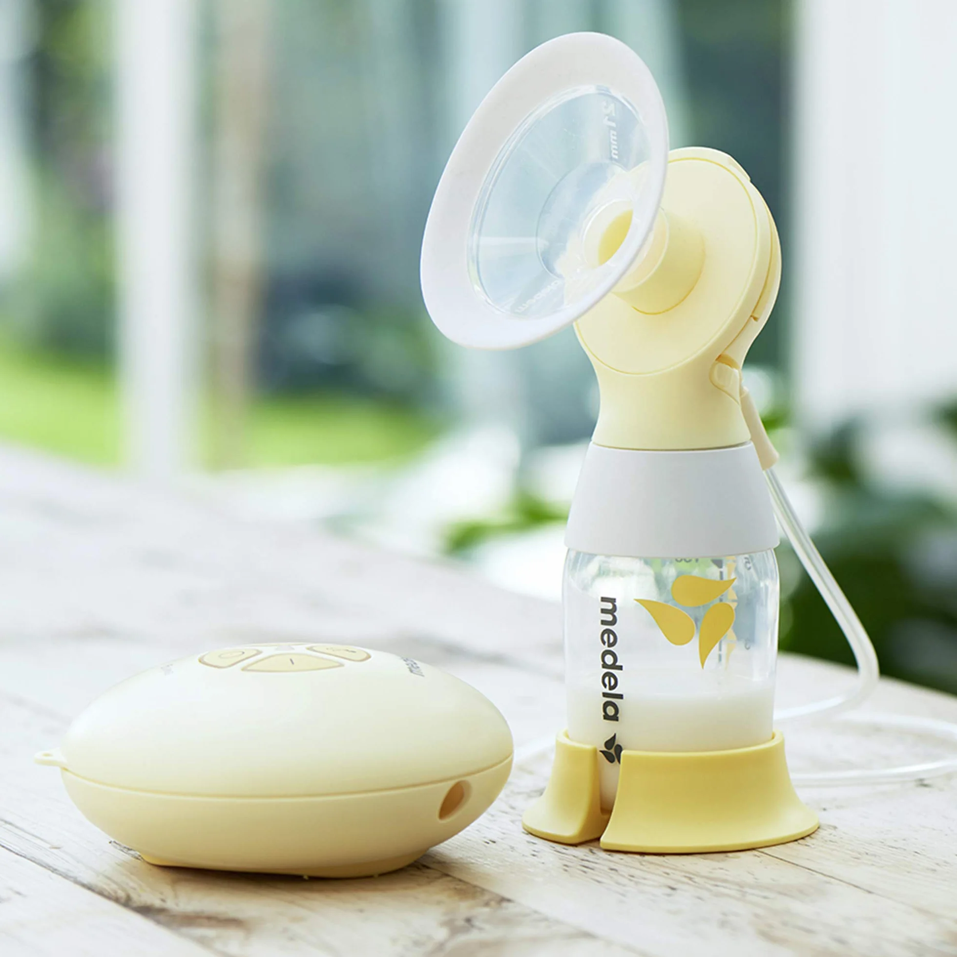 Medela Swing Flex Laktator elektryczny pojedynczy laktator, kompaktowa i przenośna konstrukcja, z wkładkami PersonalFit Flex i technologią 2-fazową Expression