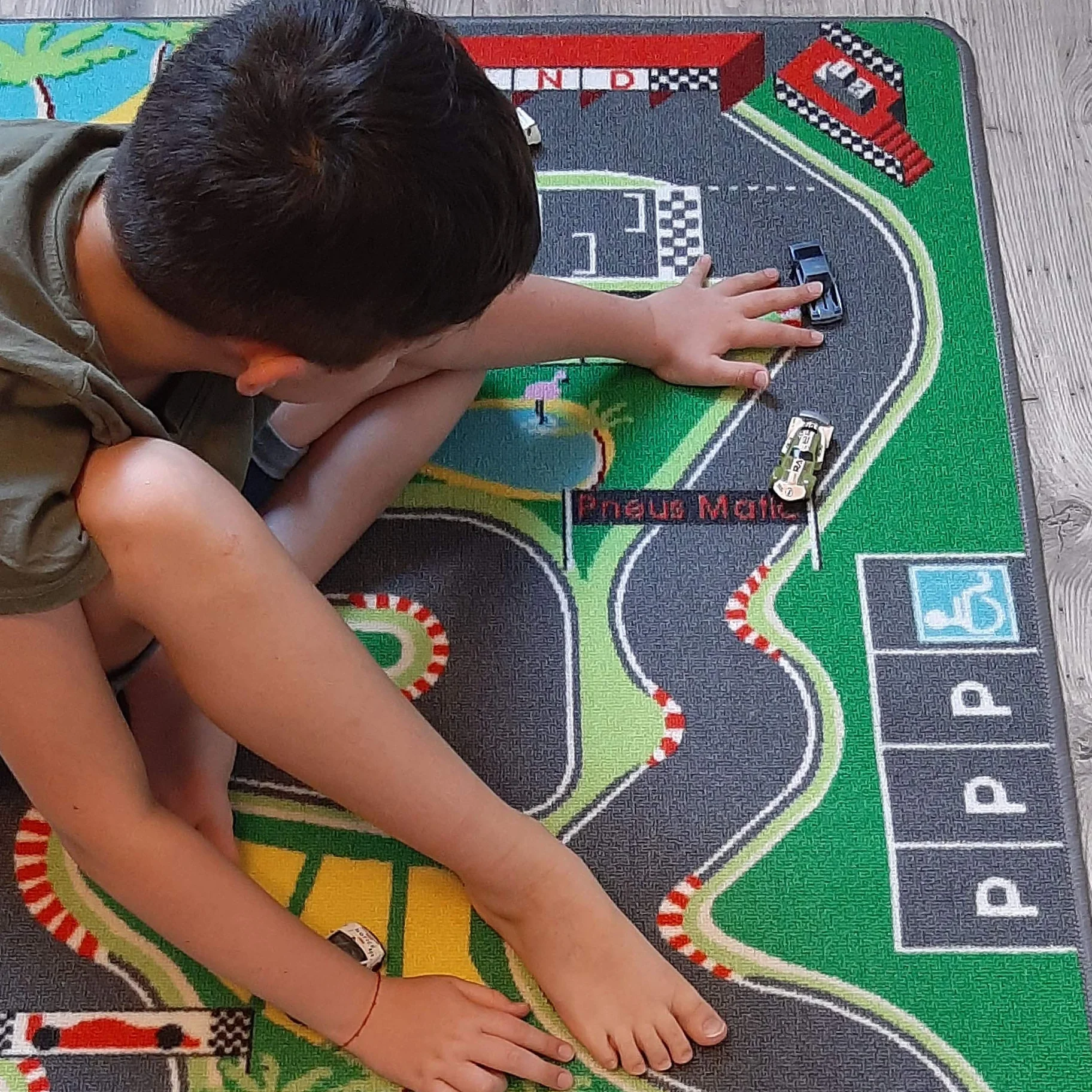Dywan dziecięcy F1 Circuit - 95 x 133 cm | Obwód samochodowy Playmat | Mata podłogowa dla dzieci Formula 1 Univers Route | antypoślizgowe, obszycie, norma CE