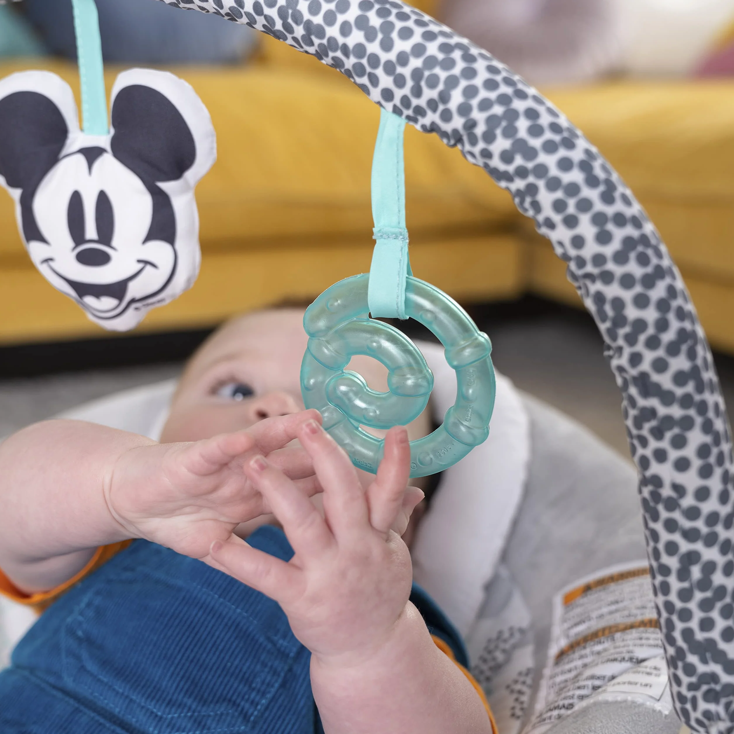 Bright Starts, Disney Baby Micky Huśtawka dla niemowląt z uspokajającymi wibracjami, melodiami, zdejmowanym łukiem do zabawy, 3 wiszące zabawki i wiele więcej