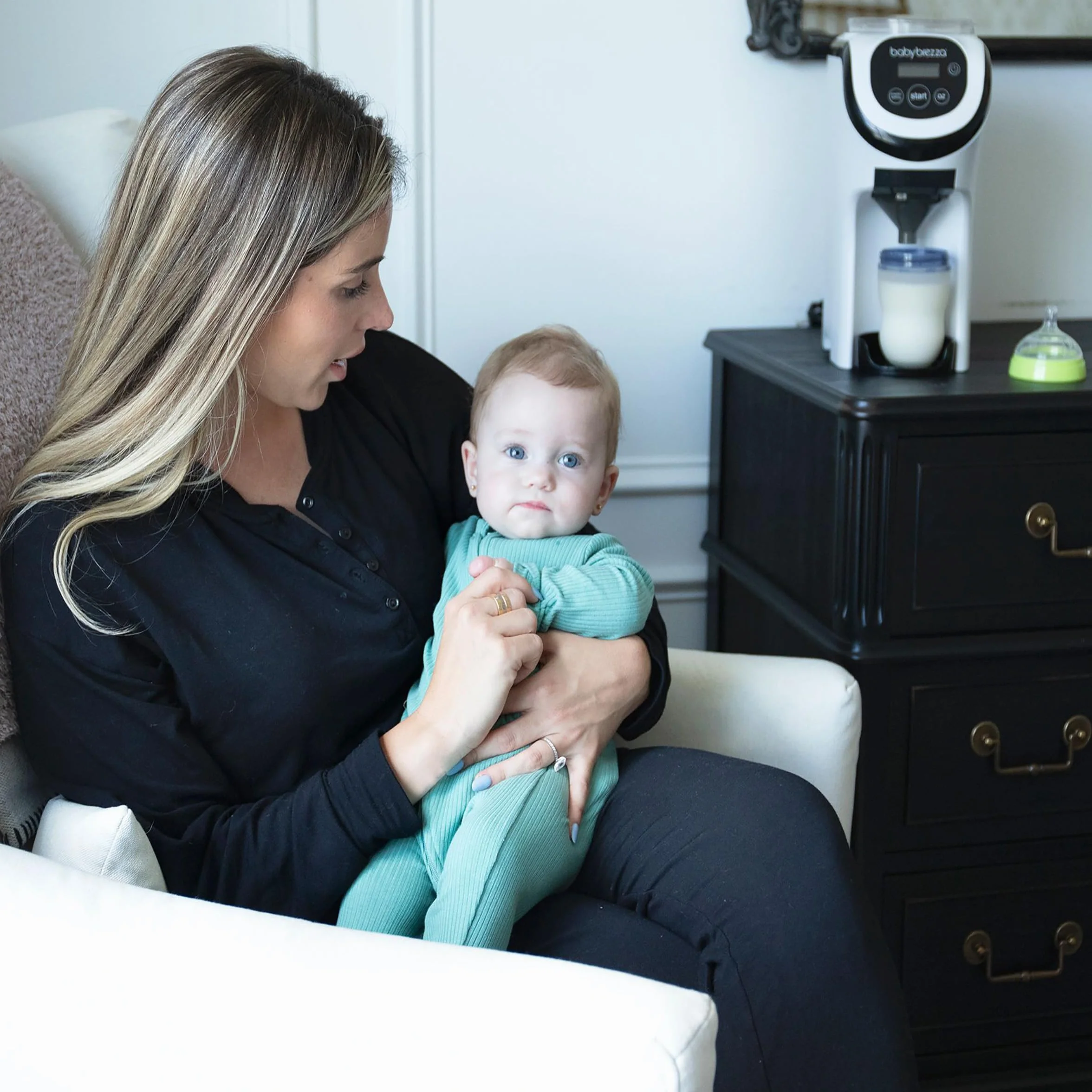 Baby Brezza Formula Pro Mini - podróżny ekspres do mleka biały automatyczny zaparzacz do butelek – idealnie miesza mleko w proszku i wodę za pomocą jednego przycisku.