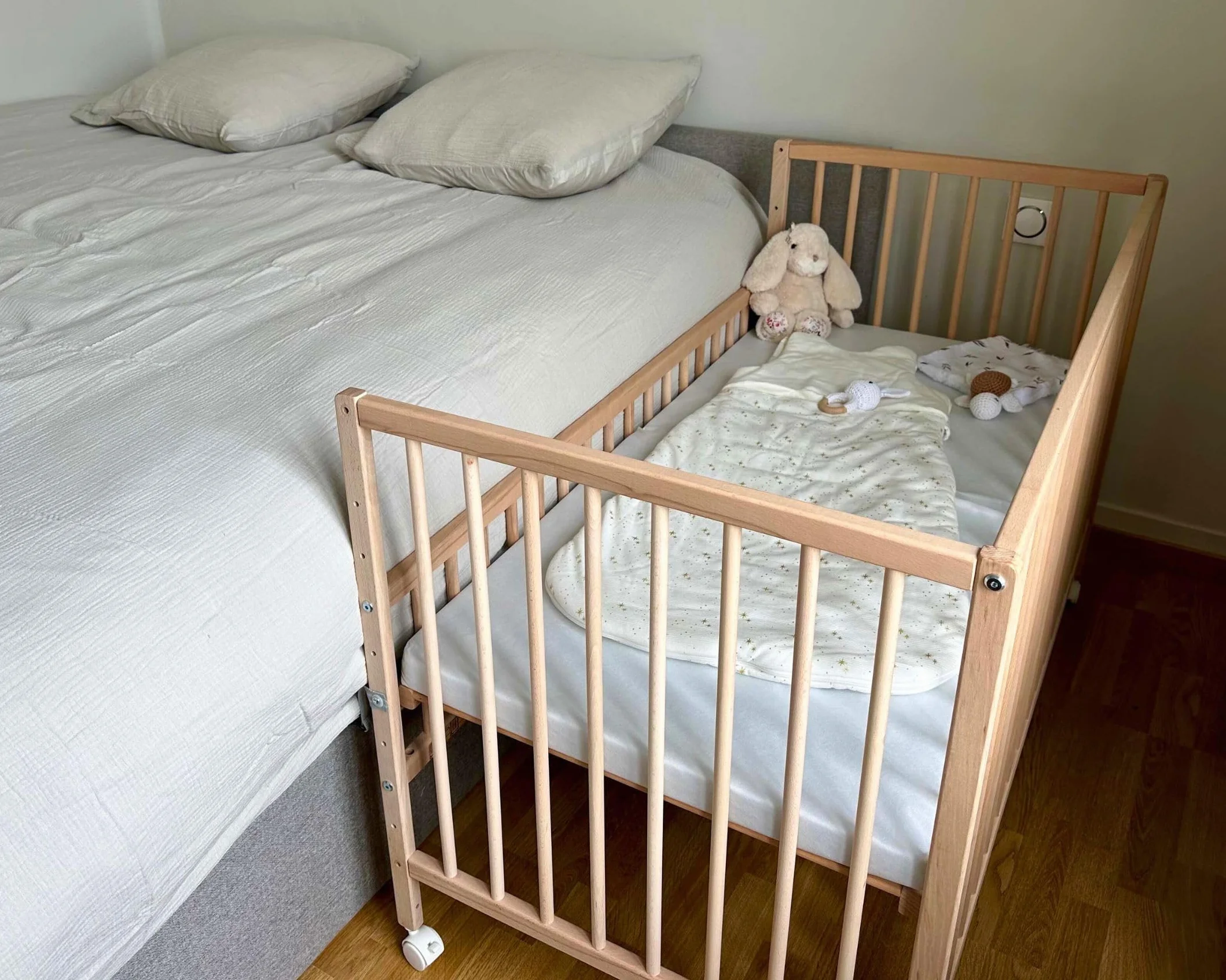 WEBABY - Drewniane łóżeczko dziecięce 60x120cm | Surowy Buk | Lite drewno | Od urodzenia | Regulacja wysokości | Łóżko barowe lub wspólne spanie | Komfort snu | Podstawa listwowa