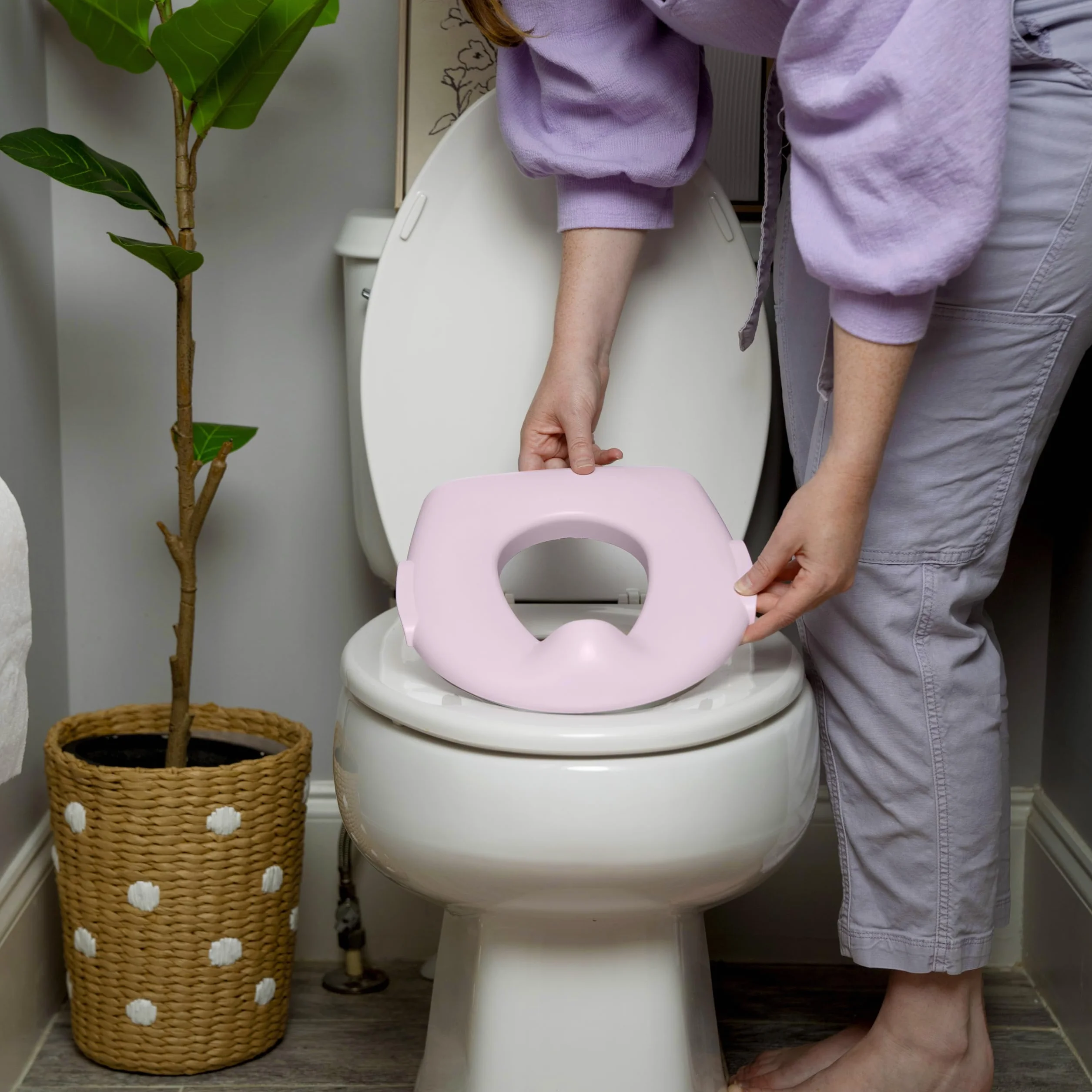 Ingenuity My Size Potty Pro, toaleta do nauki korzystania z nocnika dla niemowląt, realistyczny dźwięk spłukiwania, ochrona przed zachlapaniem, łatwa do czyszczenia, ze zdejmowaną miską