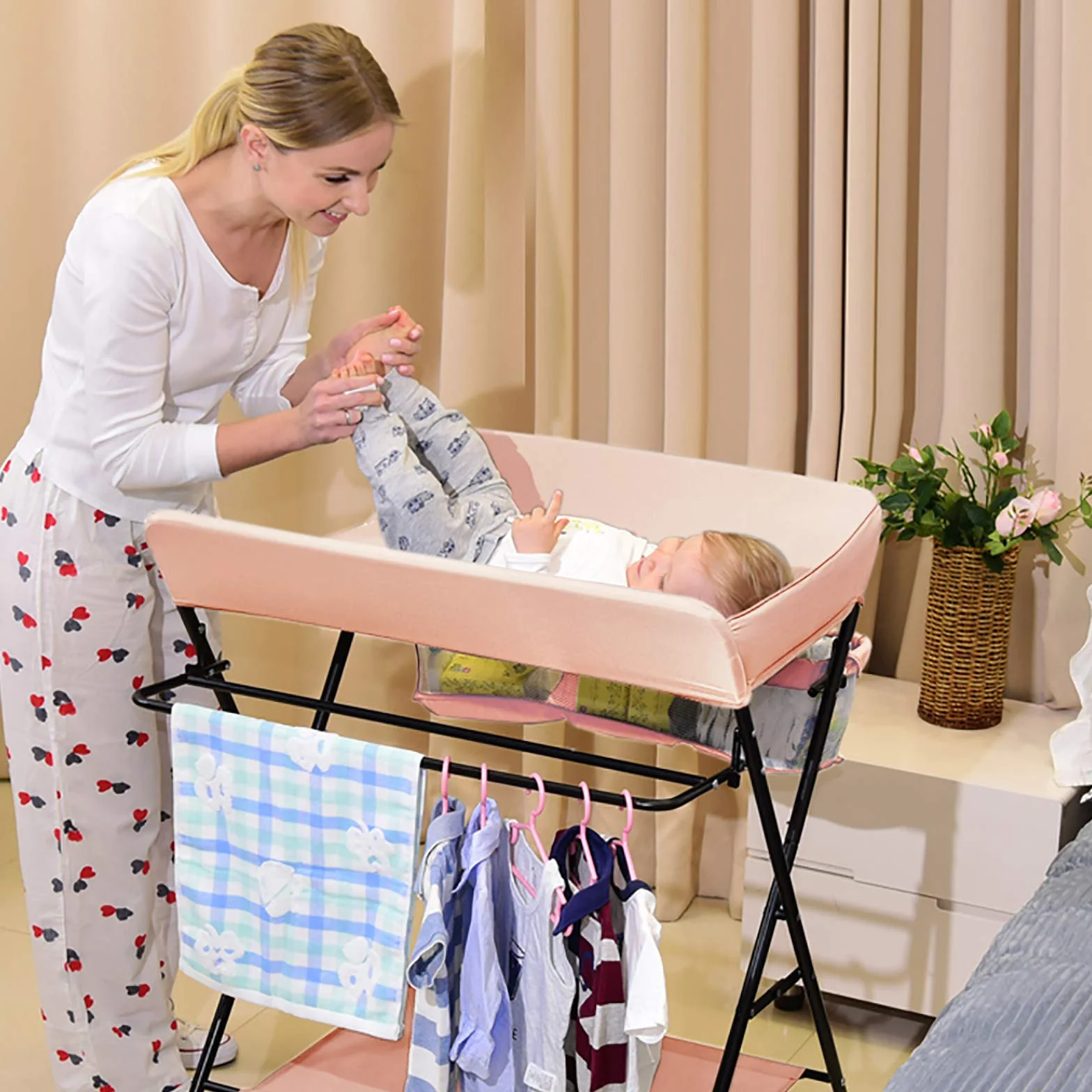 Składany stół do przewijania dla narodzin dziecka z koszem do przechowywania obok żelaznej konstrukcji, maksymalne obciążenie 25 kg, zdejmowany i składany, do łatwego przechowywania w użyciu przez