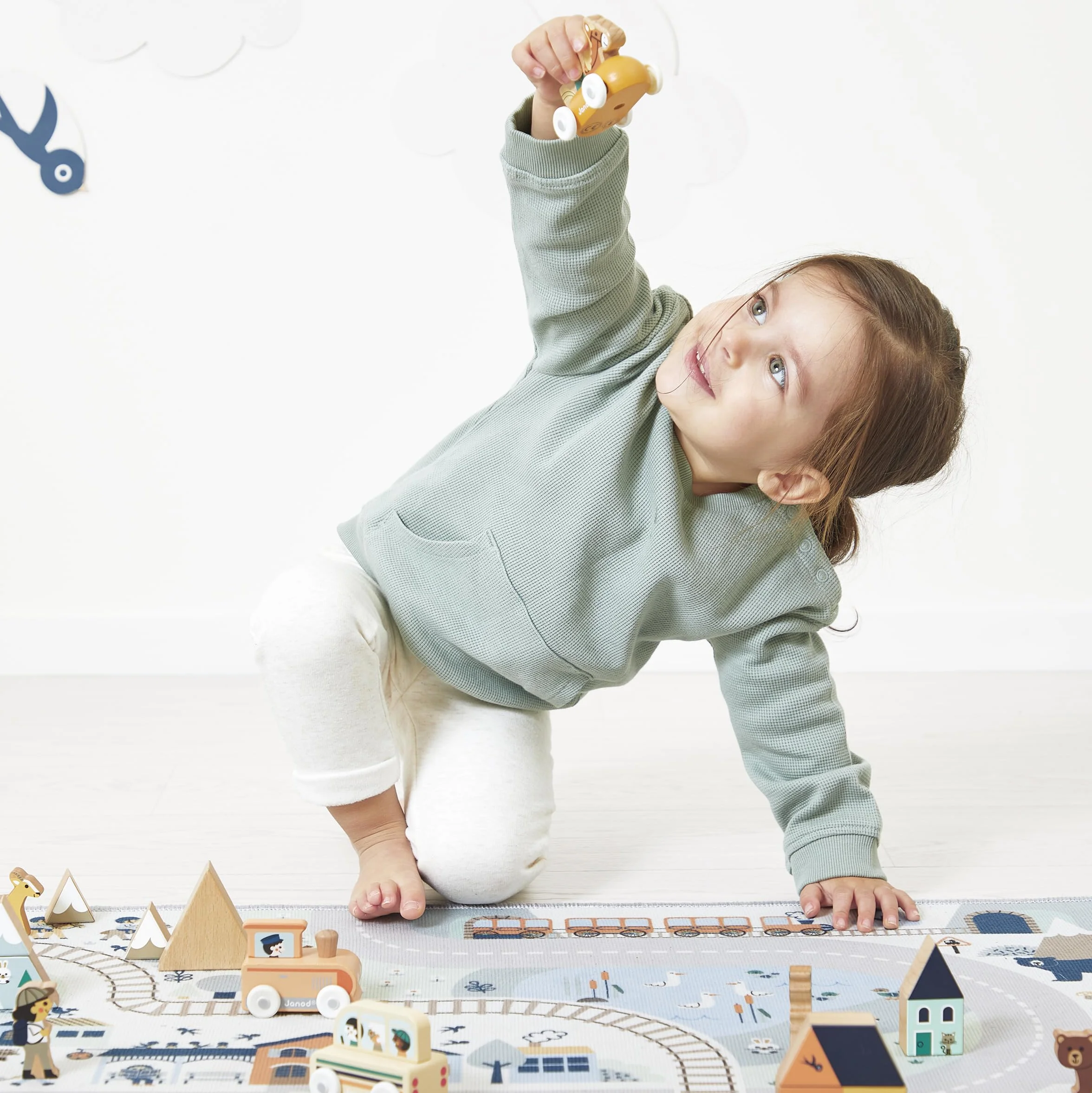 Janod Tapis Voiture Enfant - Thème Montagne Hiver - Doux & Antidérapant - Motyw Sport & Vallée - Tapis de Jeux Chambre Fille & Garçon - 120 x 78 cm - Lavable à la main - A partir de 2 ans - J05940
