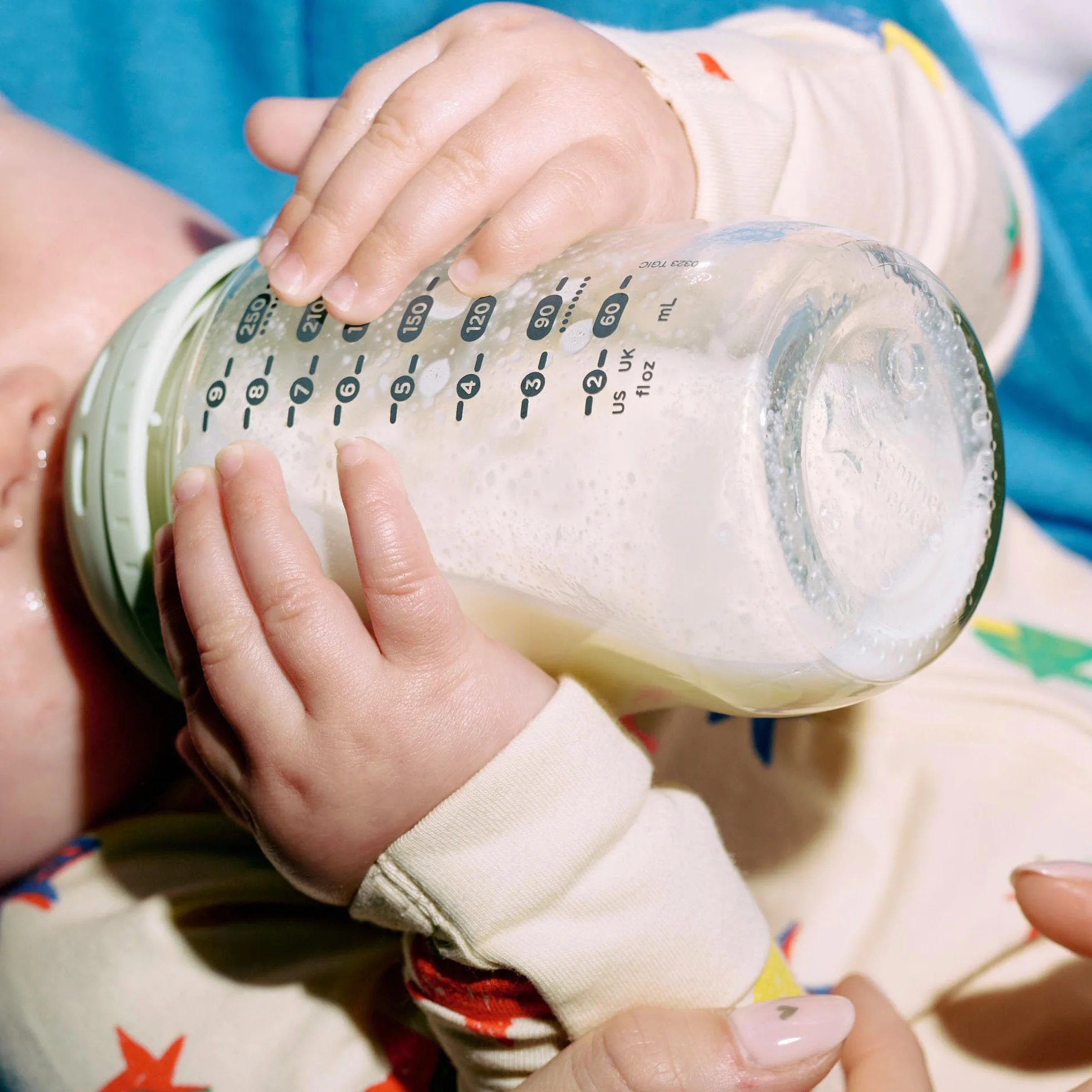 Tommee Tippee Butelka dla niemowląt, naturalna antykolkowa szklana butelka, 250 ml, smoczek imitujący kształt piersi naturalny uchwyt w ustach, zestaw 1 szt
