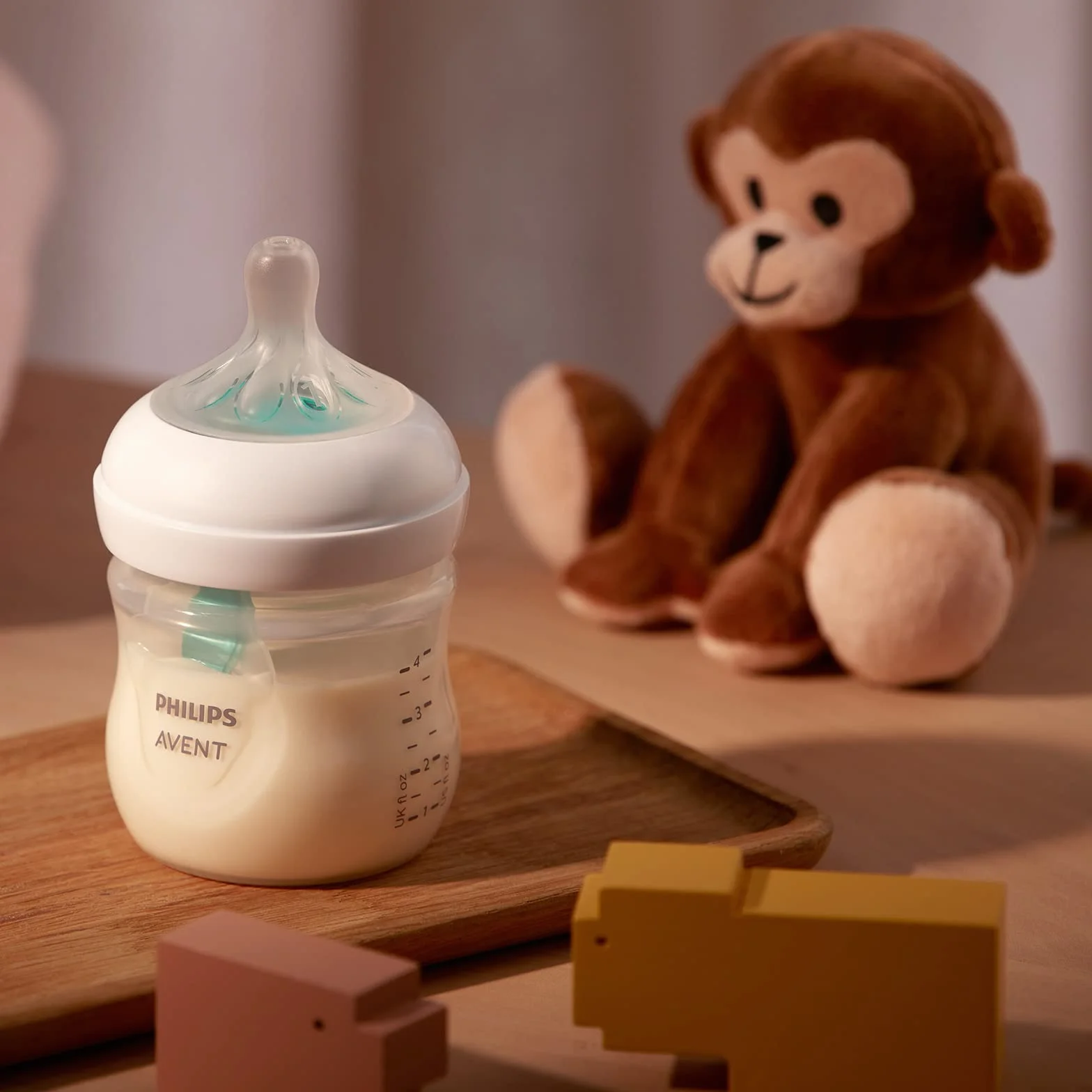 Philips Avent Zestaw butelek Natural z Responsywnym smoczkiem z nakładką antykolkową AirFree—4 butelki z nakładką AirFree, smoczek Ultra Soft, szczotka do butelek. Wiek 0 –12 mies.i (model SCD657/11)