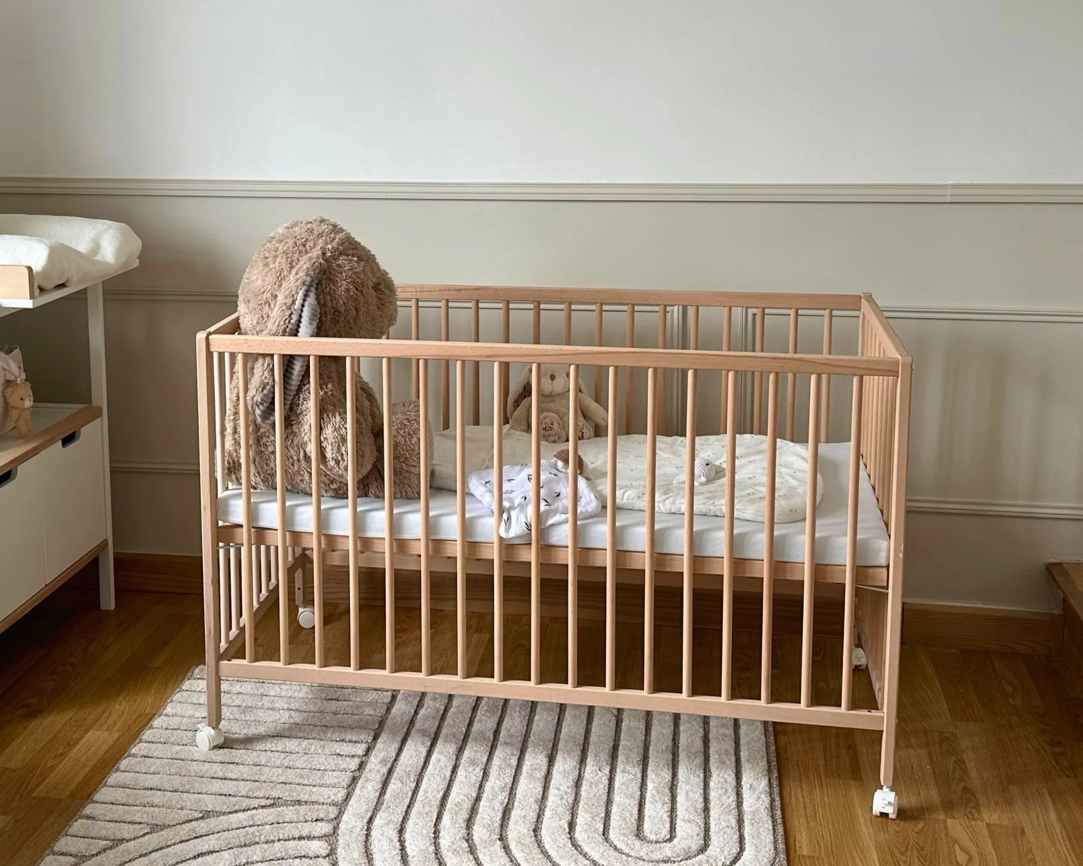 WEBABY - Drewniane łóżeczko dziecięce 60x120cm | Surowy Buk | Lite drewno | Od urodzenia | Regulacja wysokości | Łóżko barowe lub wspólne spanie | Komfort snu | Podstawa listwowa