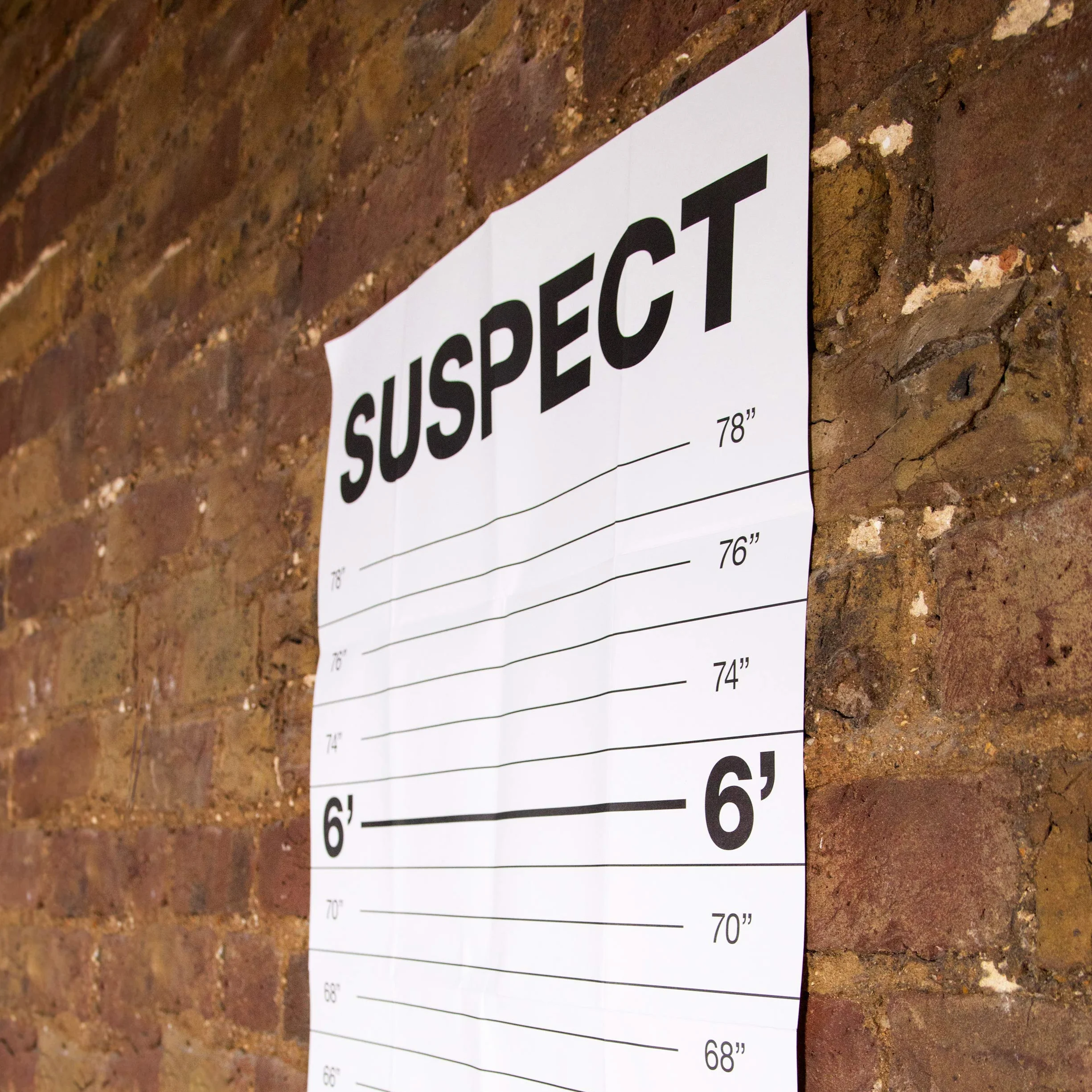 SUCK UK Mugshot wykres wzrostu ściany dla dzieci i dorosłych | rekwizyt imprezowy i fotobójczy, biały/czarny