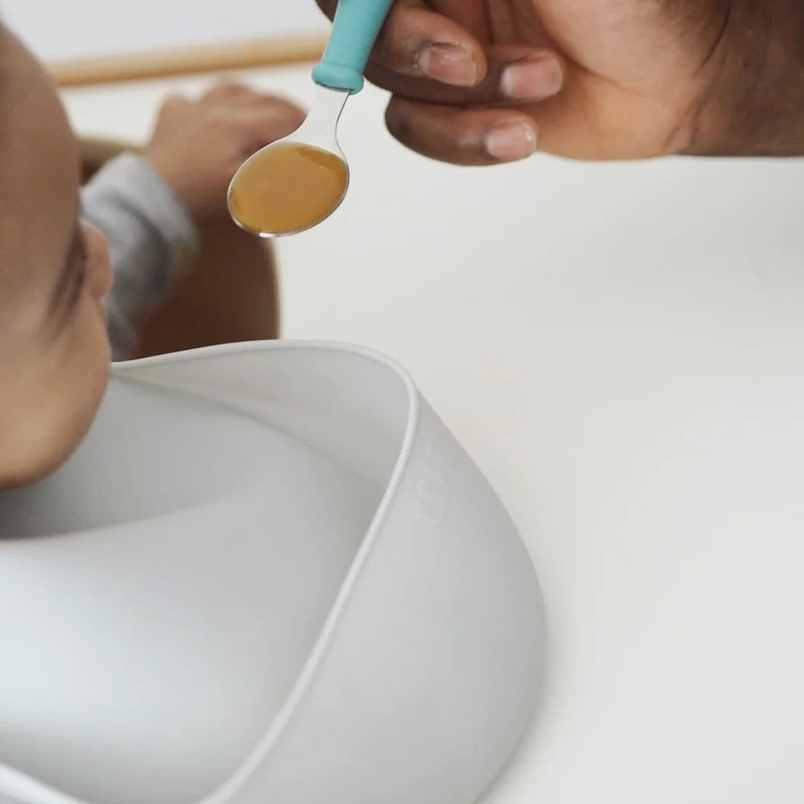 BÉABA, Wodoodporny zestaw 2 śliniaków silikonowych, regulowany pasek na szyję, duża kieszeń na żywność, miękka, lekka, bardzo miękka, łatwa do czyszczenia, zielona szałwia