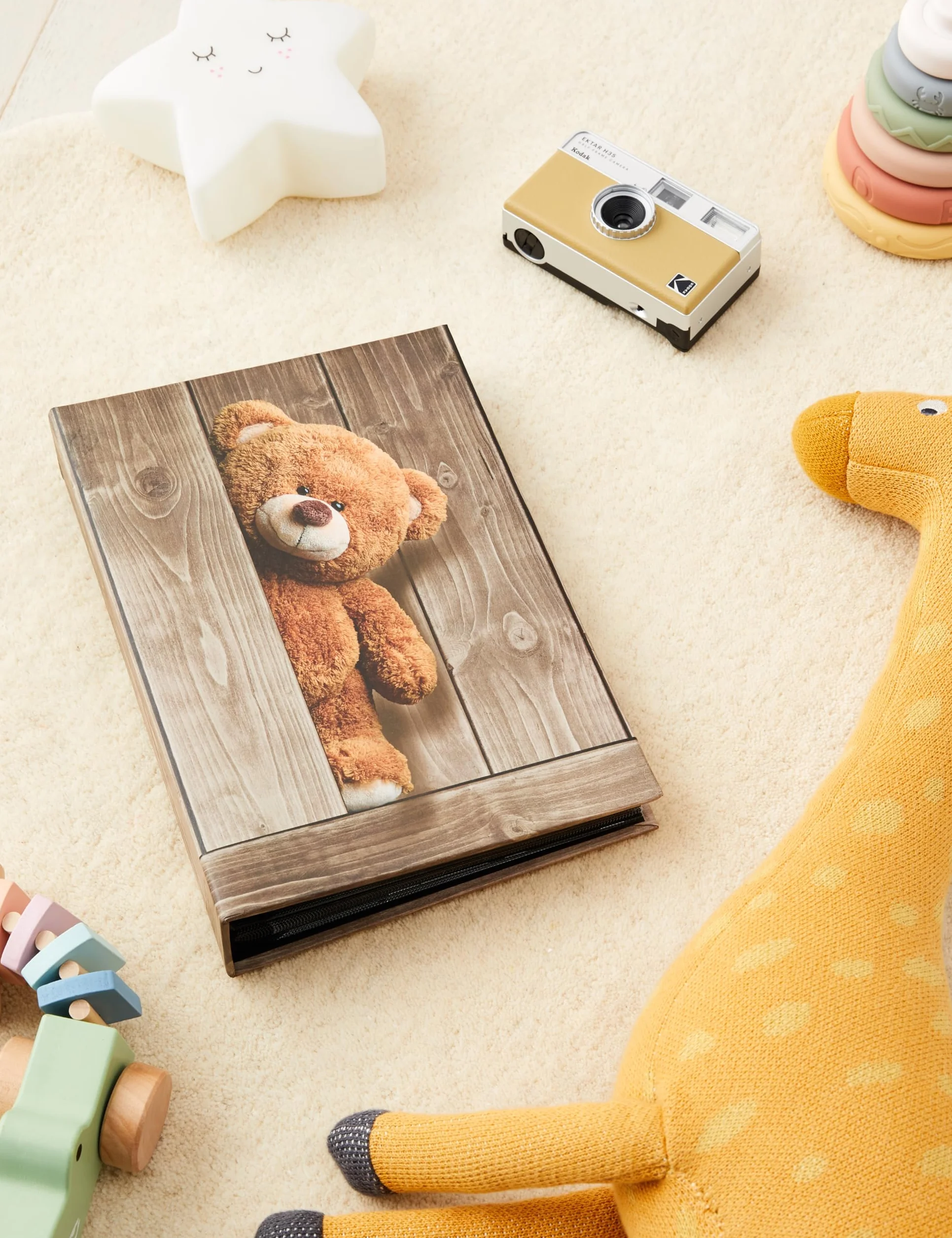 Hama Album fotograficzny dla dzieci (album do wkładania 200 zdjęć w formacie 10 x 15, fotoksiążka ze 100 Czarnymi stronami, album dziecięcy z motywem misia misia), Brązowy