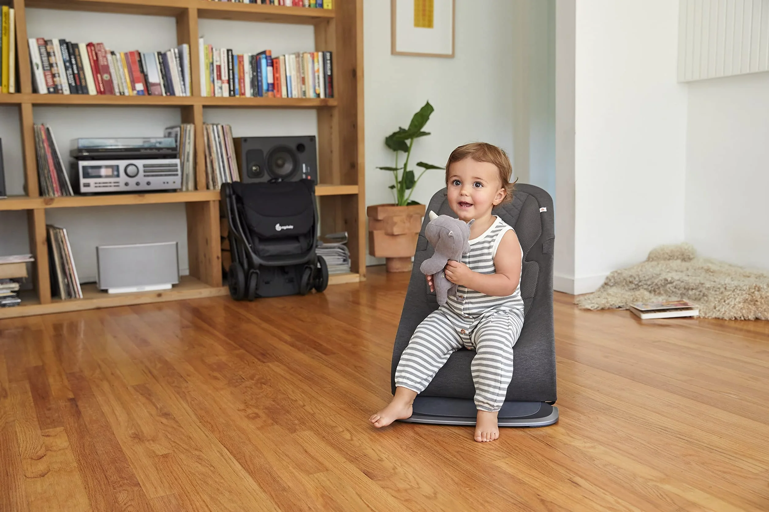 Ergobaby Evolve 3 w 1 – wielopozycyjny bujaczek dla niemowląt i małych dzieci o wadze od 2,5 do 13,2 kg – z regulacją wysokości, pasami bezpieczeństwa i wkładką dla noworodków, Charcoal Grey