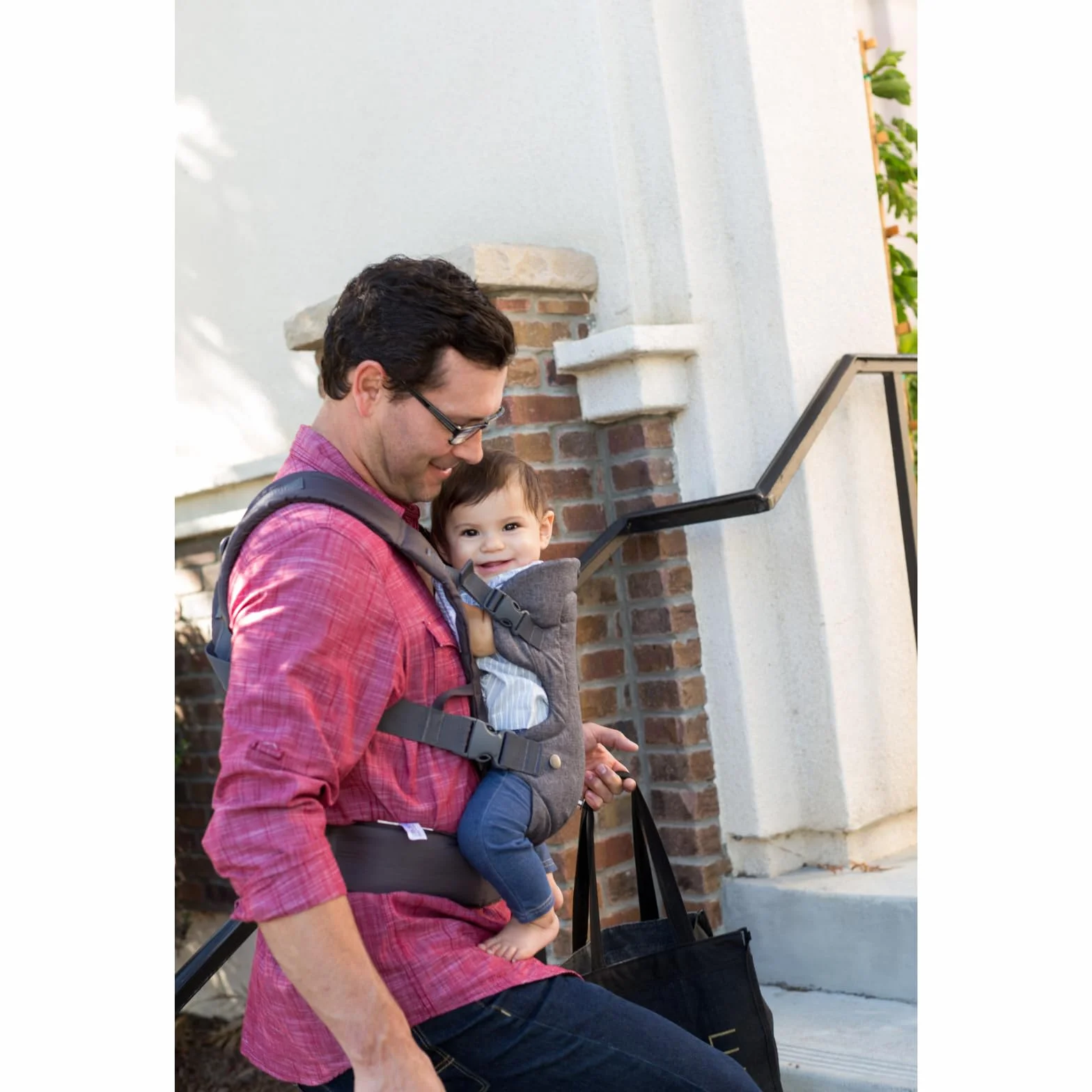Infantino Flip Advanced 4-in-1 Carrier with Bib - Ergonomic, Convertible, Face-in and Face-out Front and Back Carry for Newborns and Older Babies, 8-32 lbs / 3.6-14.5 kg