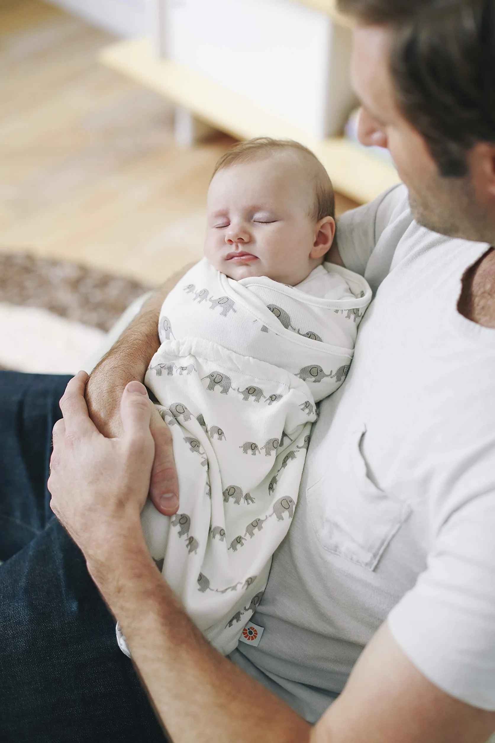 Ergobaby Ergonomiczna Owijka dla Niemowląt Swaddler, Kieszenie na Ramionach Utrudniające Rozwinięcie, Wyjmowana Kieszeń na Nogi, Wzór w Słonie