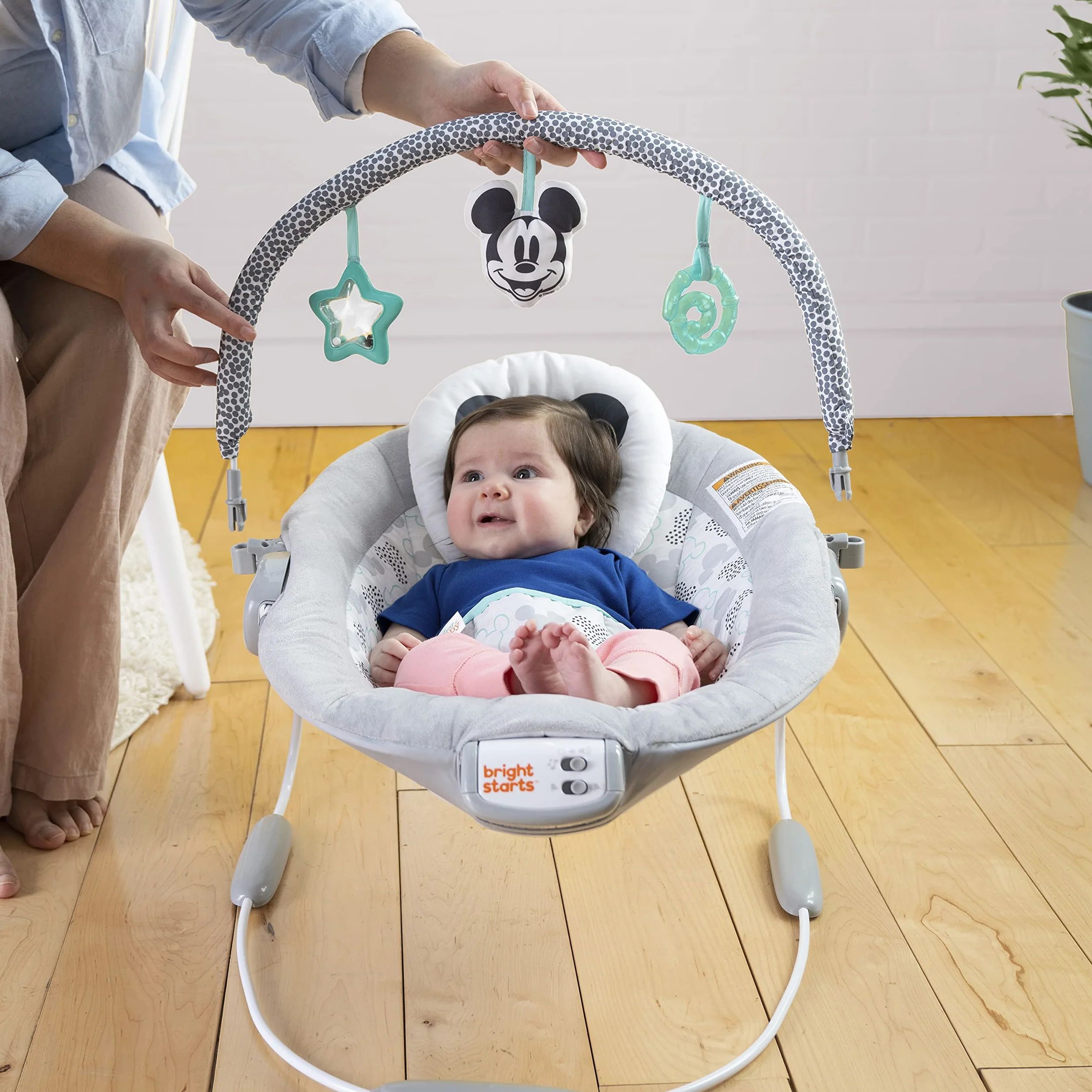 Bright Starts, Disney Baby Micky Huśtawka dla niemowląt z uspokajającymi wibracjami, melodiami, zdejmowanym łukiem do zabawy, 3 wiszące zabawki i wiele więcej