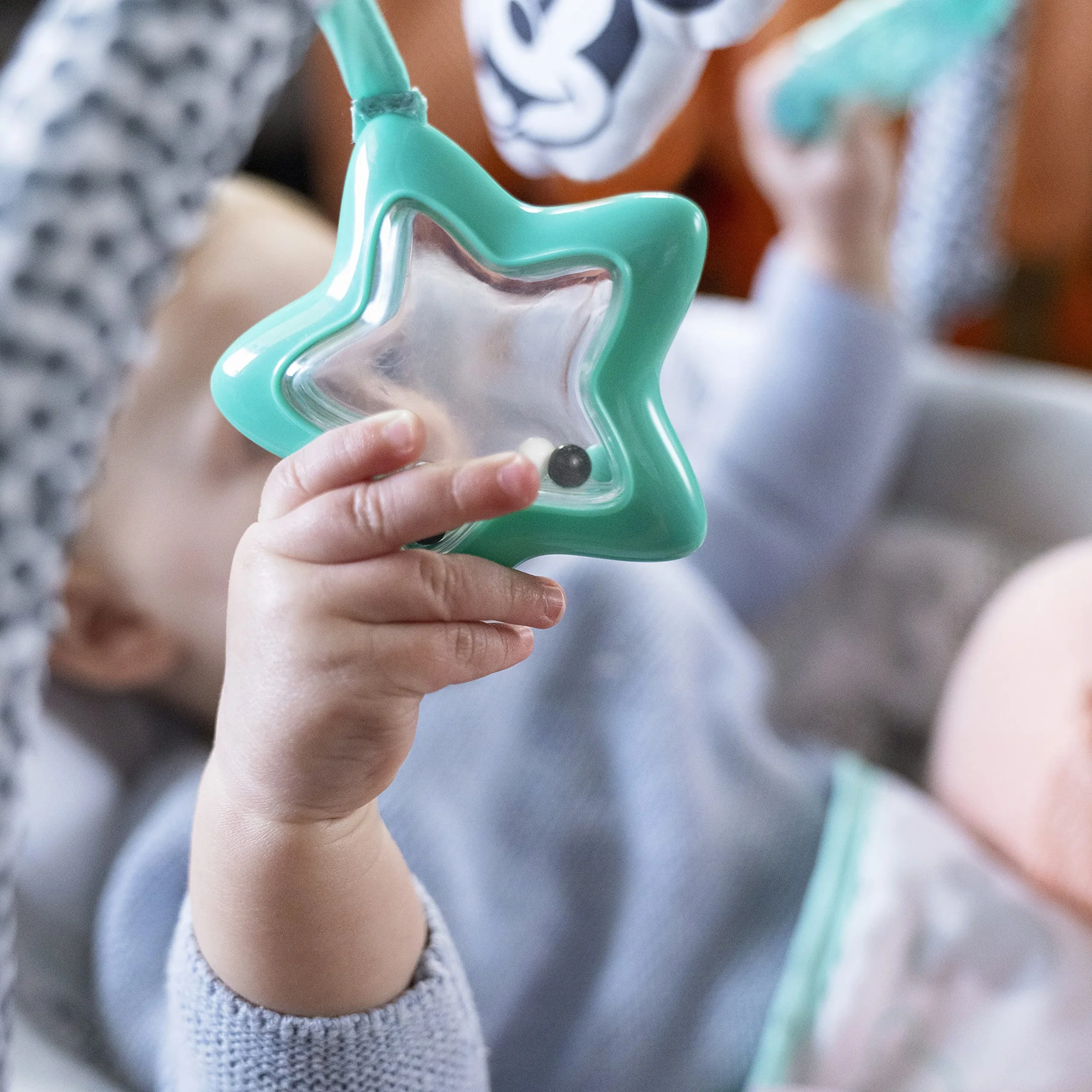 Bright Starts, Disney Baby Micky Huśtawka dla niemowląt z uspokajającymi wibracjami, melodiami, zdejmowanym łukiem do zabawy, 3 wiszące zabawki i wiele więcej