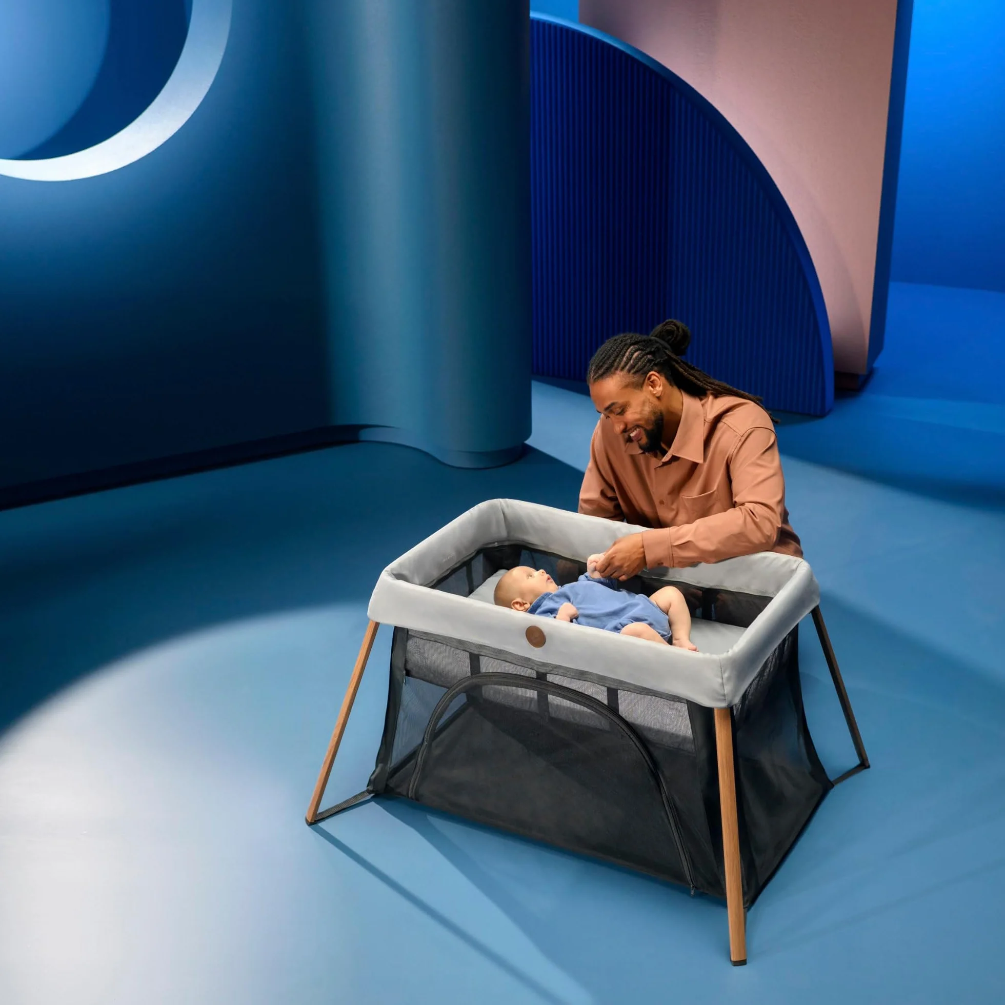 Maxi-Cosi Iris2, Łóżeczko Turystyczne dla Dziecka 2 w 1, 0-3 Lat, 0-15 kg, Kompaktowe Łóżeczko, 2 Poziomy, Boczne Wejście, Składane i Lekkie, Rozkładany Materac, Eco Care, Essential Graphite