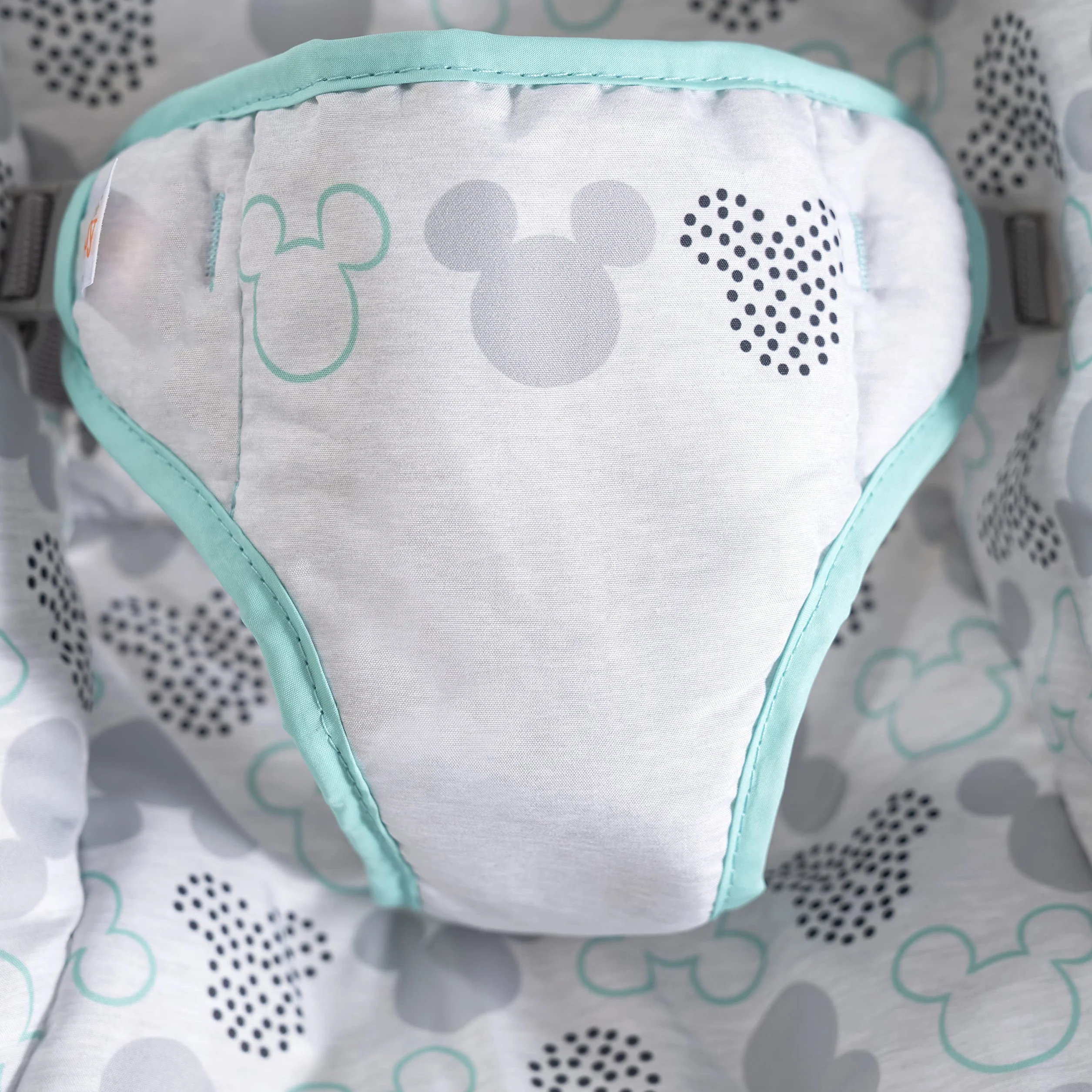 Bright Starts, Disney Baby Micky Huśtawka dla niemowląt z uspokajającymi wibracjami, melodiami, zdejmowanym łukiem do zabawy, 3 wiszące zabawki i wiele więcej