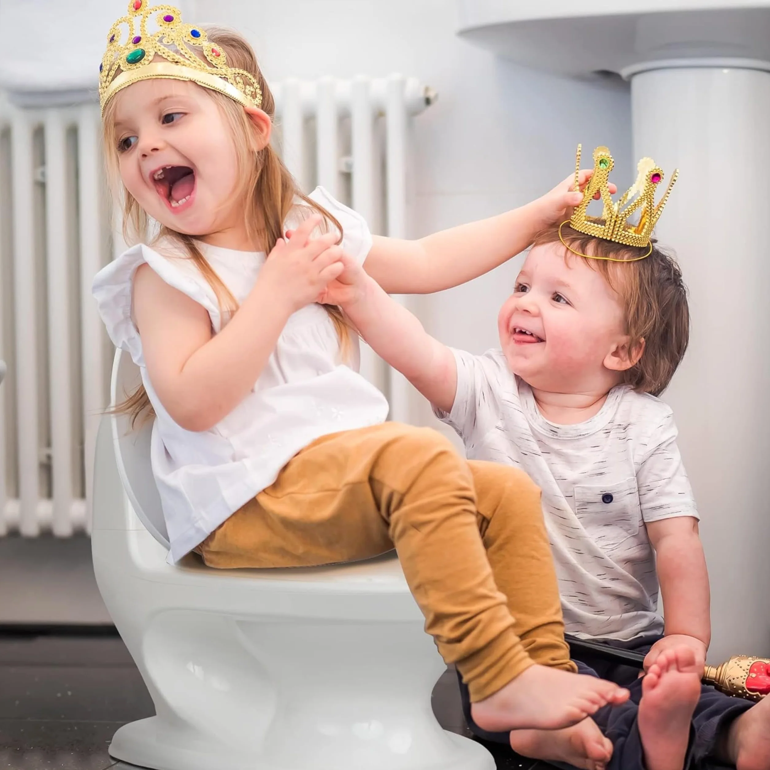 Nuby Dr. Talbot's - My Real Potty - Dziecięca toaleta z dźwiękiem spłuczki - Nauka korzystania z toalety - Trening nocnika - Z prawdziwym dźwiękiem i bateriami - Kolor biały - Od 18 miesiąca życia