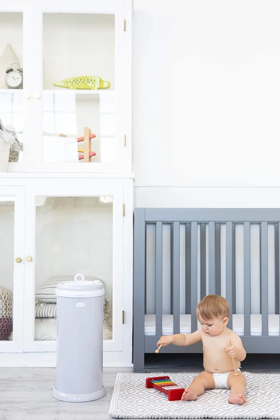 Ubbi Stalowy pojemnik na pieluchy z blokadą zapachów, nie wymaga specjalnej torby, oszczędność pieniędzy, nagradzany, nowoczesny design, niezbędny kosz na pieluchy, szary