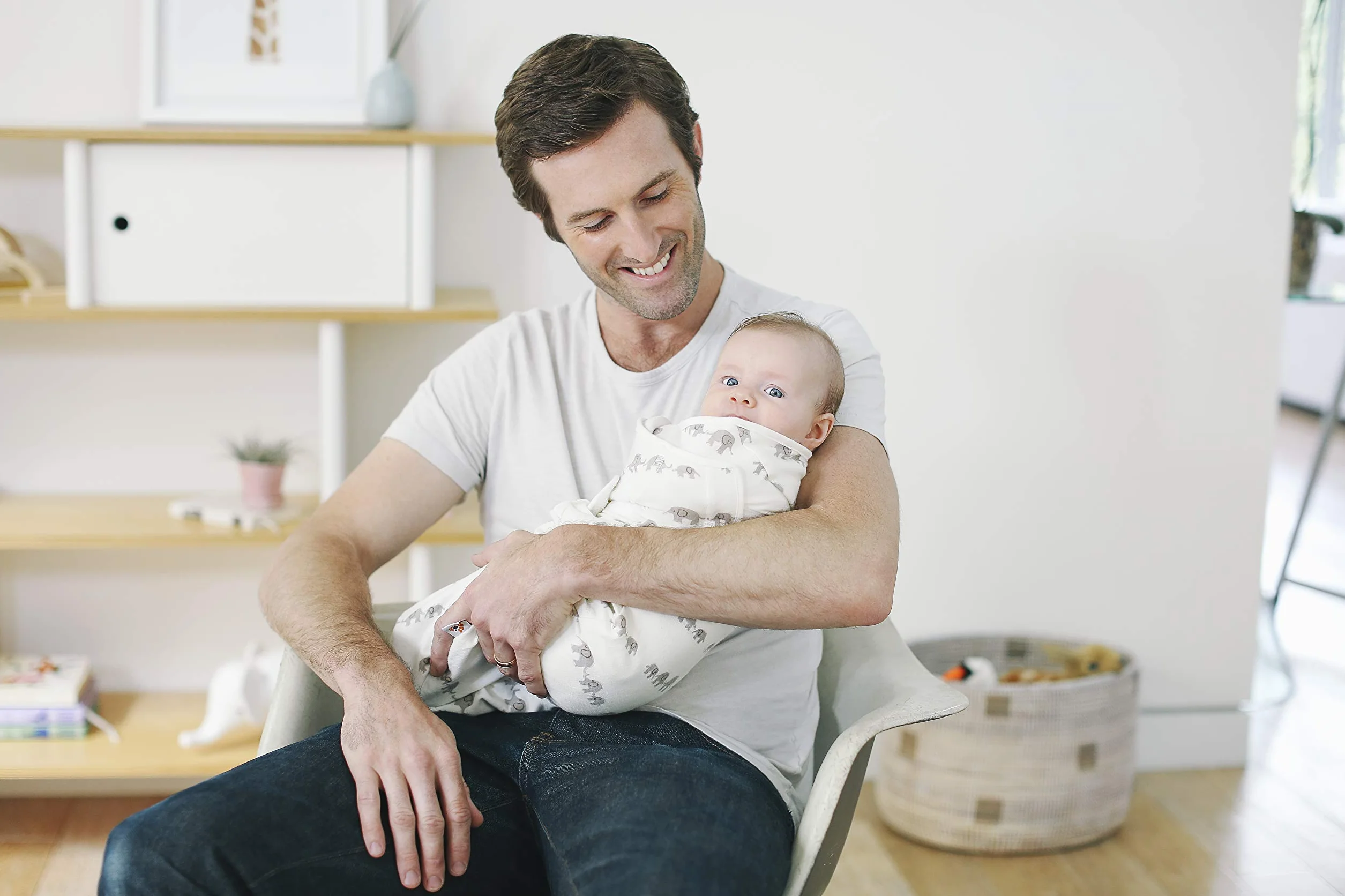 Ergobaby Ergonomiczna Owijka dla Niemowląt Swaddler, Kieszenie na Ramionach Utrudniające Rozwinięcie, Wyjmowana Kieszeń na Nogi, Wzór w Słonie