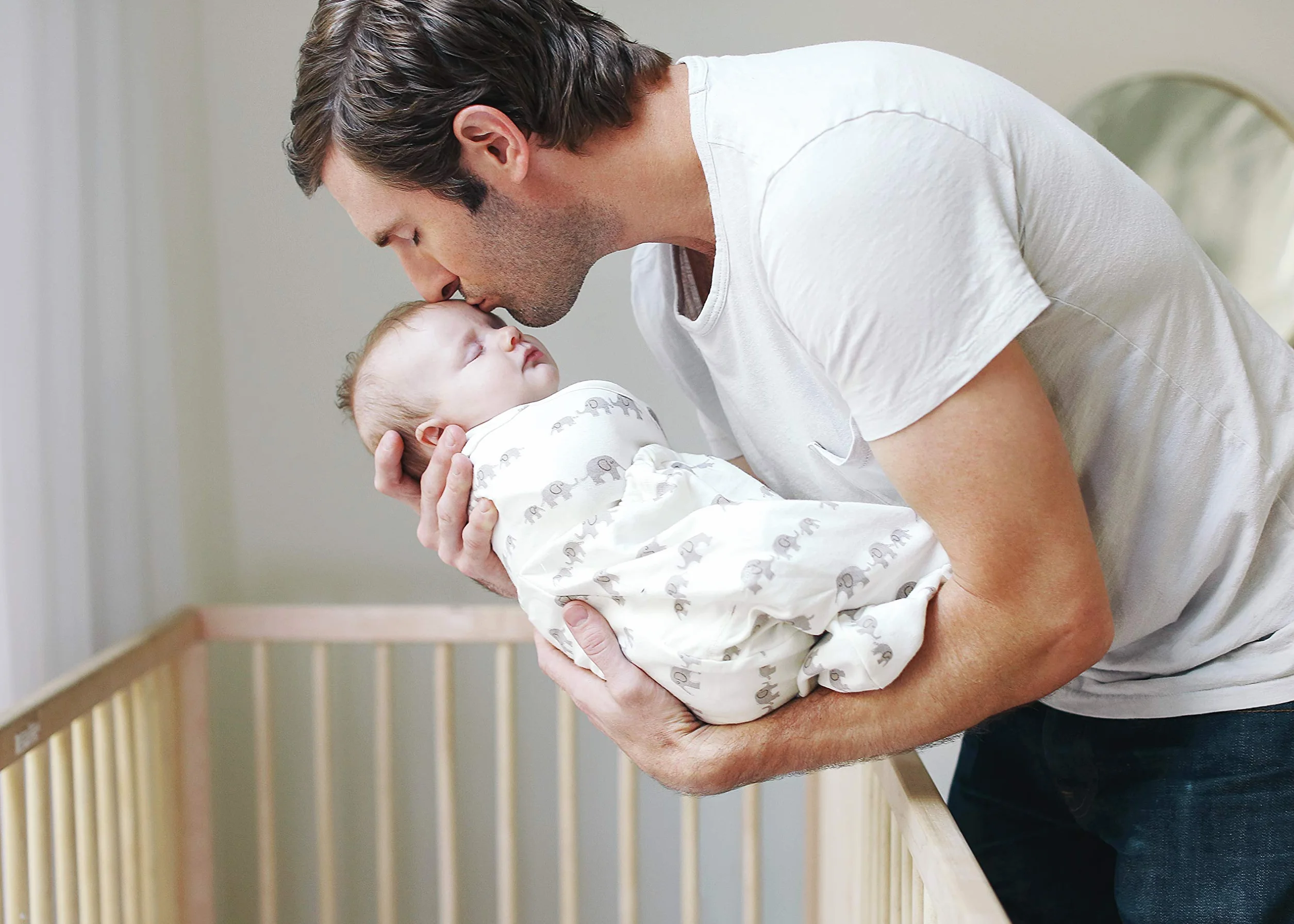 Ergobaby Ergonomiczna Owijka dla Niemowląt Swaddler, Kieszenie na Ramionach Utrudniające Rozwinięcie, Wyjmowana Kieszeń na Nogi, Wzór w Słonie