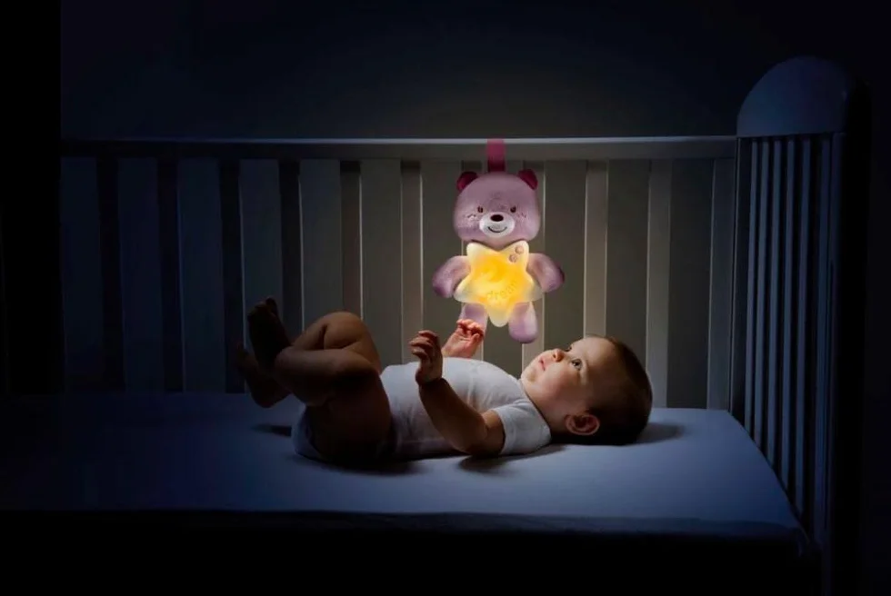 Chicco First Dreams Miś, do Zawieszenia na Łóżeczku, z Kojącymi Melodiami i Lampką Nocną, 0 m+, Różowy
