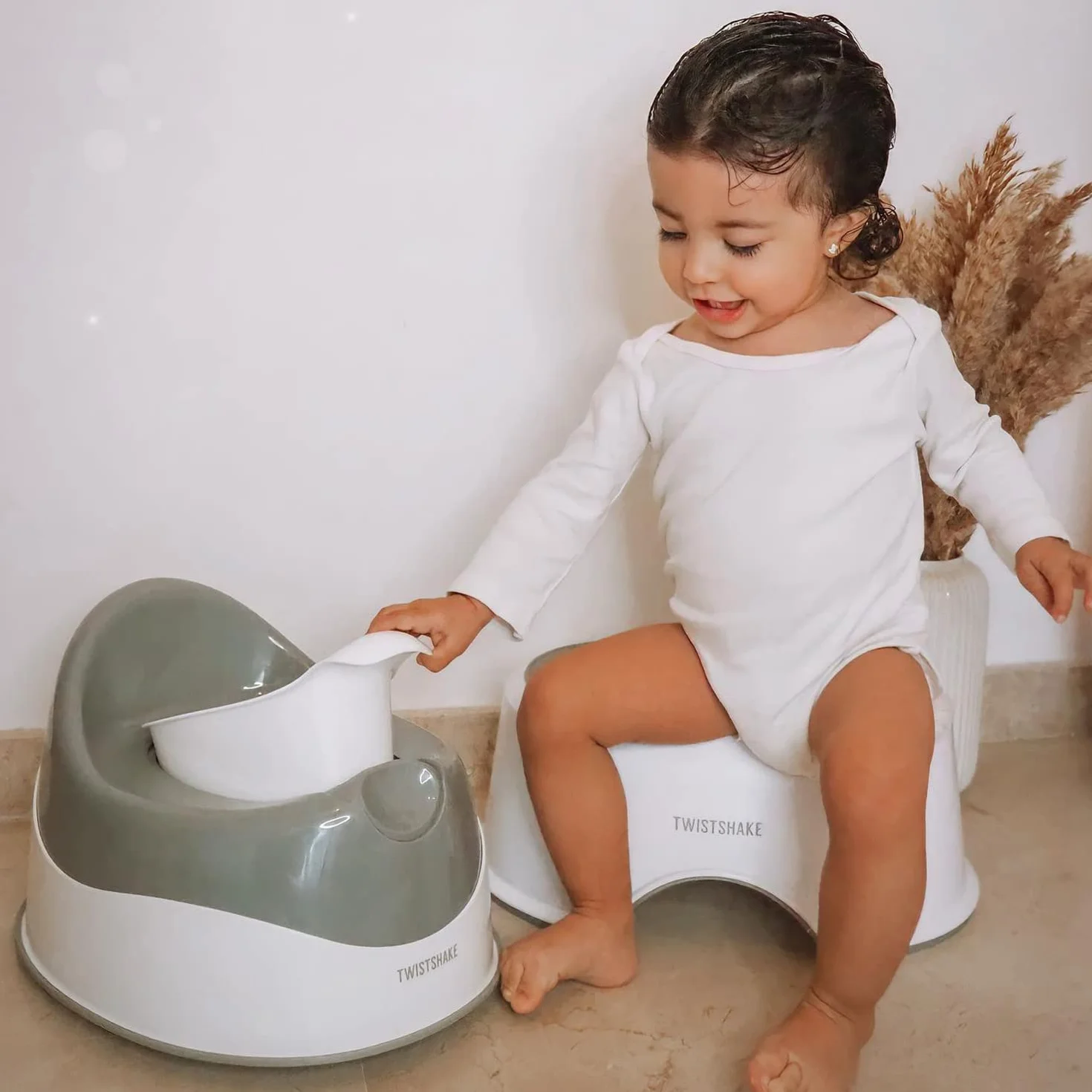 Twistshake Nocnik Dziecięcy ze stali nierdzewnej | Lekki, przenośny i łatwy do czyszczenia | Ergonomiczny design dla wygody dziecka | Treningowy nocnik dla niemowląt | Biało-szary