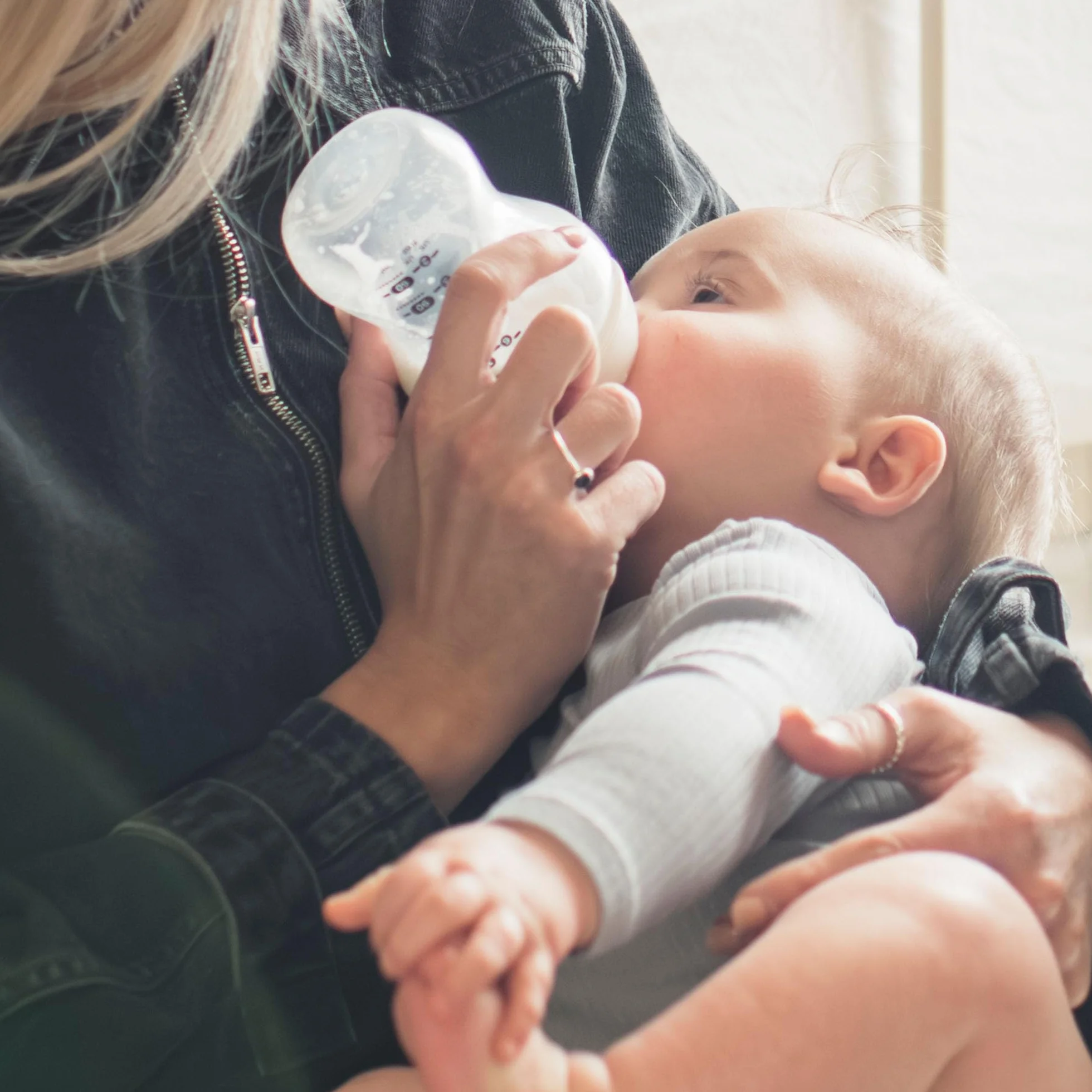 Tommee Tippee Closer to Nature kompletny zestaw do karmienia, elektryczny sterylizator parowy z izolowaną torbą na butelkę, butelki dla noworodków i podgrzewacz do butelek, czarny