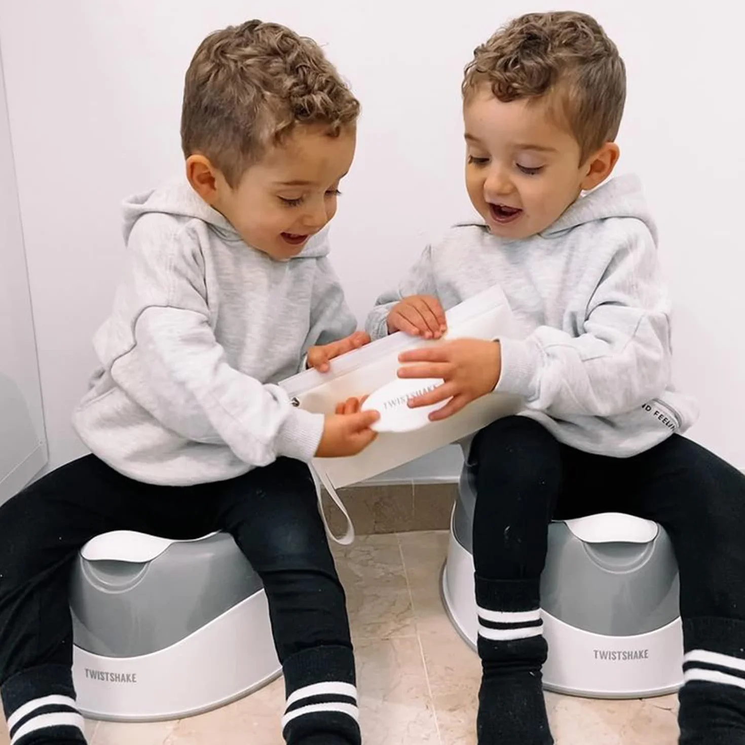 Twistshake Nocnik Dziecięcy ze stali nierdzewnej | Lekki, przenośny i łatwy do czyszczenia | Ergonomiczny design dla wygody dziecka | Treningowy nocnik dla niemowląt | Biało-szary