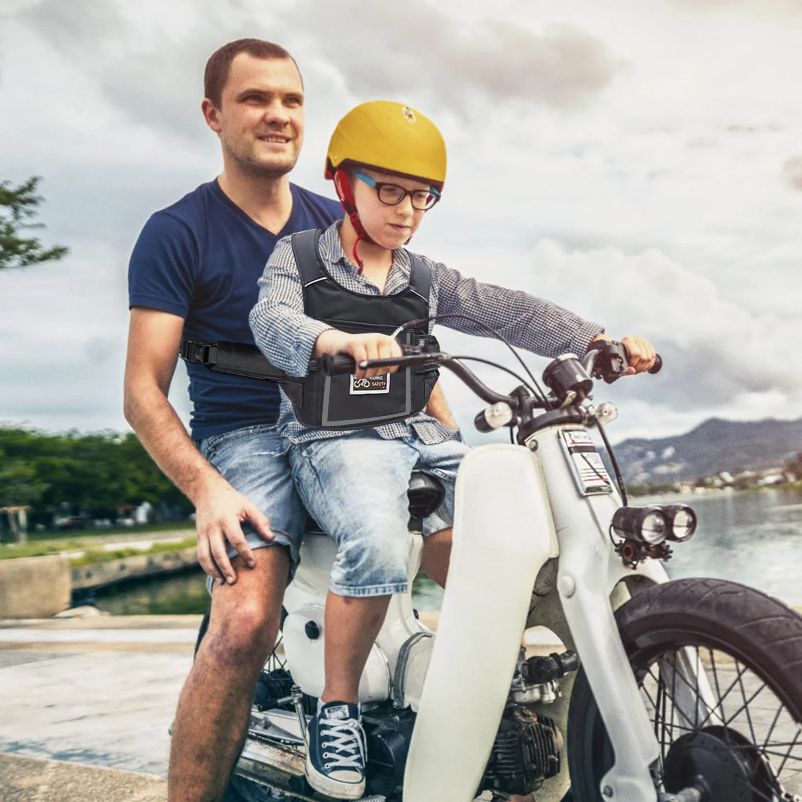 Dziecięcy pas bezpieczeństwa motocyklowego, regulowany pasek motocyklowy z uchwytami, odblaskowy materiał, ochrona przed upadkiem, odpowiedni dla dzieci w wieku od 2 do 12 lat